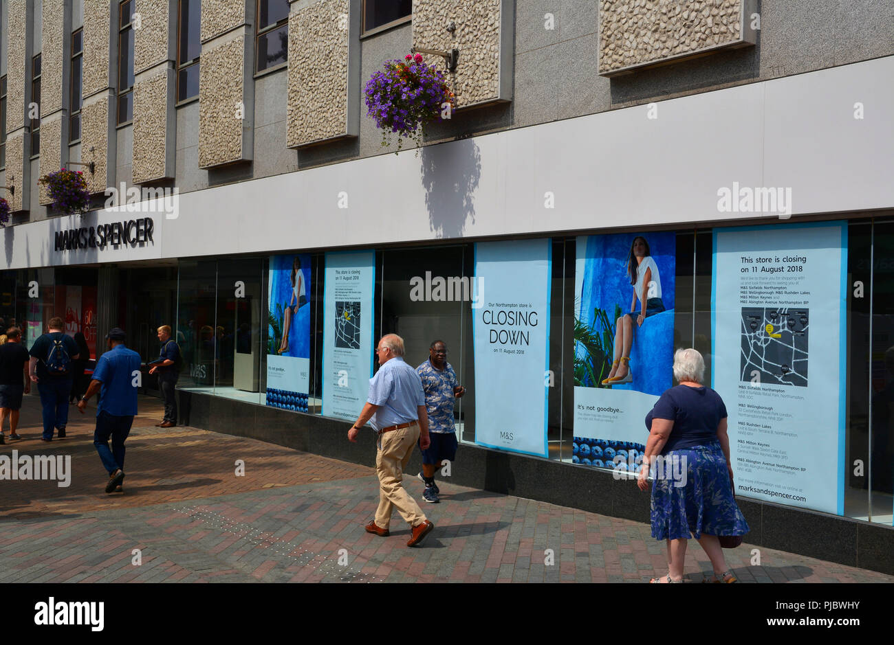 Le déclin de High Street Retail : Magasin Marks and Spencer à Northampton, peu avant la fermeture. Banque D'Images