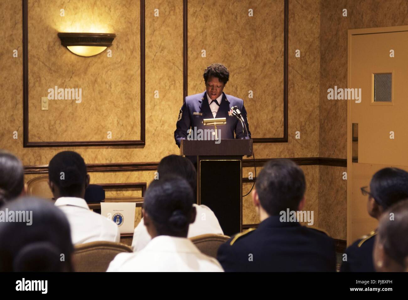 Le sergent-chef de l'Armée de l'air. Kenyatta Williams, chef de la section des opérations de détachement 3, 18e Escadron de météo, Hunter Army Airfield, Ga., donne un discours lors de la réseau de mentorat des femmes de Fort Stewart, Ga., 13 juillet 2018. Les femmes de différentes branches recueillies pour l'entraînement physique et un groupe de discussion pour créer camaraderie et de discuter de ce qu'ils peuvent accomplir en tant que membres du service féminin. Banque D'Images