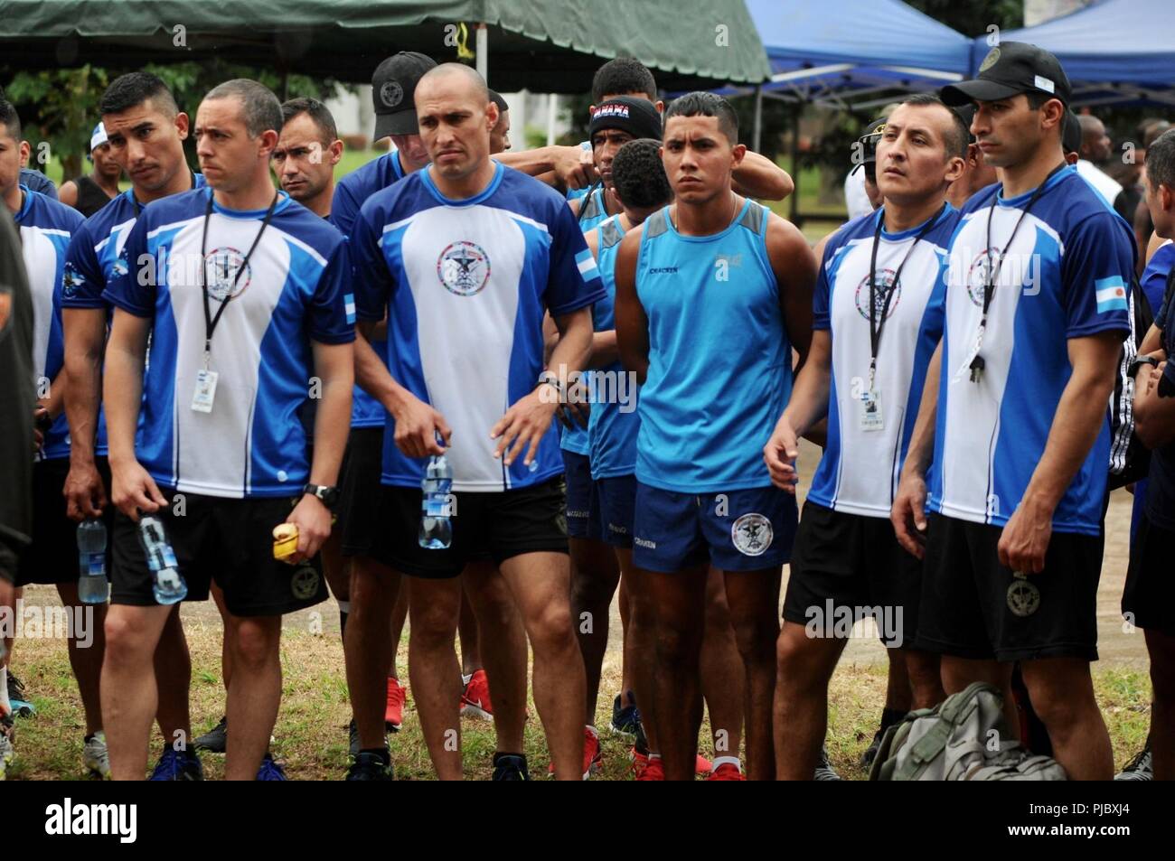 La ville de Panamá, Panamá-Una vez finalizaron los eventos inaugurales de "Fuerzas Comando Panamá 2018", las 17 delegaciones se dirigieron un su primera competencia en Calzada de Amador, Panama City, Panama, Lunes 16 de julio. Los participantes realizaron la prueba grupal de habilidad física, compuesta de presiones de brazo, sentadillas y barra, cada una de ellas por un minuto, finalizando con una carrera de millas 4. Fuerzas Comando es una competencia anuel multinacional de habilidades donde las fuerzas especiales de operacionales Patrocinado por el Comando sur de los Estados Unidos y auspiciado Banque D'Images