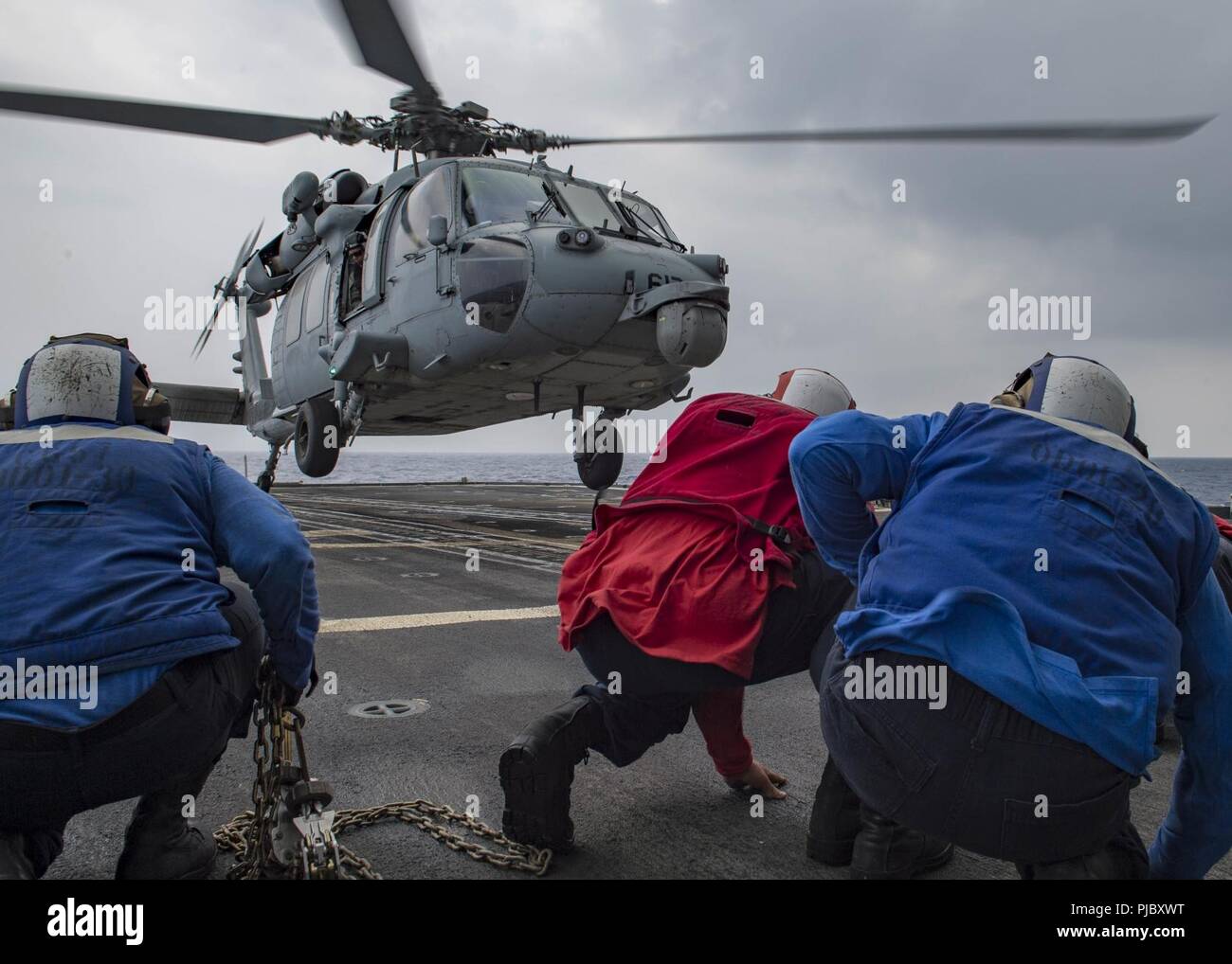 Océan Pacifique (16 juillet 2018), les marins de l'air affecté au ministère de l'cruiser lance-missiles USS Lake Champlain (CG 57) conduite des opérations de vol dans le poste de pilotage dans l'océan Pacifique, au cours de Rim of the Pacific (RIMPAC), le 16 juillet. Vingt-cinq nations, 45 navires et 5 sous-marins, et d'environ 200 avions et 25 000 hommes participent de l'exercice RIMPAC 2008 du 27 juin au 2 août dans et autour des îles Hawaï et la Californie du Sud. Le plus grand exercice maritime international RIMPAC, fournit une formation unique tout en favorisant le maintien de relations de coopération et de Banque D'Images