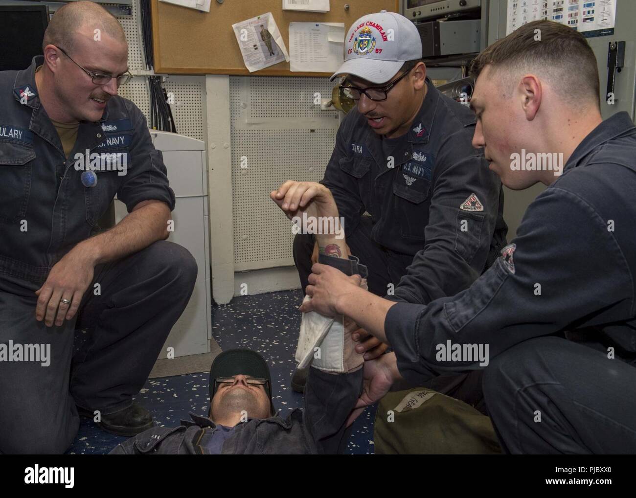 Océan Pacifique (Juillet 17, 2018) d'un dommage Controlman 2e classe Mounier Zahra, de Houston, Texas, offre une formation à l'équipe médicale à bord du croiseur lance-missiles USS Lake Champlain (CG 57) au cours de l'exercice Rim of the Pacific (RIMPAC), le 17 juillet. Vingt-cinq nations, 45 navires et 5 sous-marins, et d'environ 200 avions et 25 000 hommes participent de l'exercice RIMPAC 2008 du 27 juin au 2 août dans et autour des îles Hawaï et la Californie du Sud. Le plus grand exercice maritime international RIMPAC, fournit une formation unique tout en favorisant le maintien de relations de coopération et de Banque D'Images