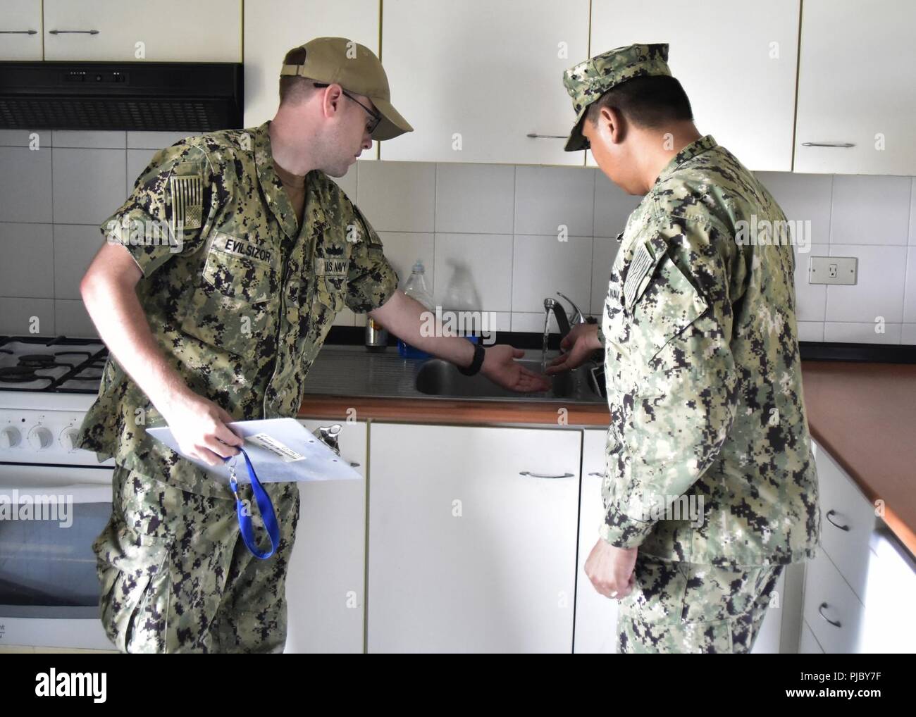 Spécialiste culinaire chef Eligio Santos et spécialiste culinaire Byron 2e classe Evilsizor inspecter un baccalauréat en meublé logement pour les problèmes d'entretien dans l'activité d'appui naval des États-Unis Naples Site de soutien, l'Italie, le 17 juillet 2018. Comme ces inspections aident le bureau du logement questions découvrir avec les services publics, les électroménagers et les meubles, le maintien des normes d'habitabilité tandis que les marins sont déployés ou à terre. Banque D'Images