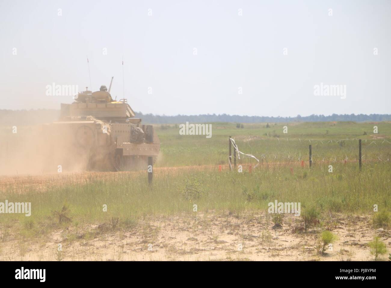 Un M2A2 Bradley pour équipage de véhicule de combat du 9e bataillon du génie de la Brigade Blindée, 2e Brigade Combat Team, 3e Division d'infanterie, procède par l'obstacle contre-mobilité après une rupture explosive ouvre la voie pour continuer la mission, le 11 juillet, Fort Stewart, GA, 2e Brigade blindée est l'essai de nouveaux équipements à l'intérieur de ses bataillons que des transitions d'une infanterie blindée à la posture de la mission. Banque D'Images