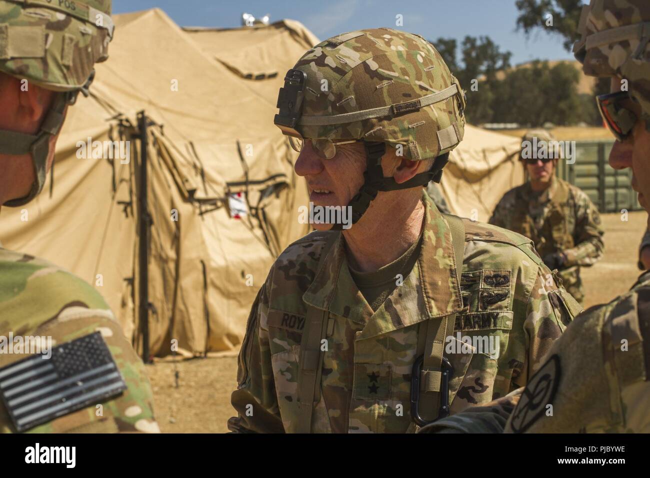 FORT HUNTER LIGGETT-- Réserve de l'armée américaine, le général A. Ray Image visites diverses unités au cours de la 91e Division de formation Soutien au combat de l'exercice de formation sur Ft. Hunter Liggett, Californie, le 17 juillet 2018. L'CSTX 91-18-01 assure America's Army les unités de la Réserve sont formés pour déployer ce qui porte capable, aptes au combat, et la puissance de feu meurtrière à l'appui de l'armée et nos partenaires n'importe où dans le monde. Banque D'Images