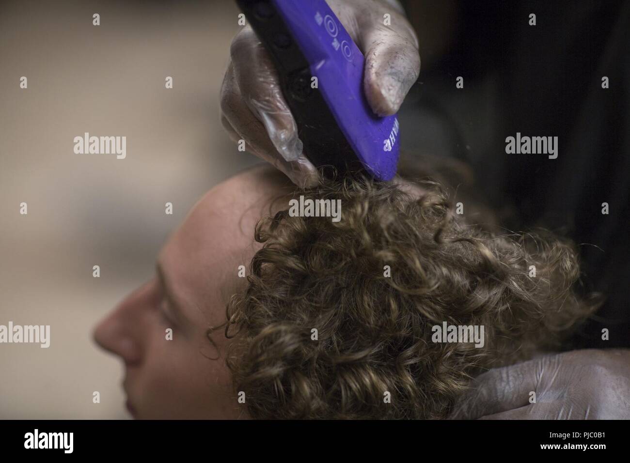 Les nouvelles recrues du Corps des Marines des États-Unis de société Delta recevoir les coupes de cheveux au cours de leur première nuit sur l'Île Parris, S.C., le 16 juillet 2018. Toutes les recrues de sexe masculin reçoivent une coupe quand ils arrivent sur l'Île Parris. Delta Entreprise est prévue pour le 12 octobre, 2018 études supérieures. Parris Island est le lieu d'entraînement des recrues du Corps des marines depuis le 1 novembre 1915. Aujourd'hui, environ 19 000 recrues proviennent à Parris Island annuellement pour l'occasion de devenir des Marines américains en endurant 12 semaines de formation rigoureux, transformatrices. Parris Island est à la maison à l'entrée de gamme fait appel la formation d'environ 49 pour cent de Banque D'Images