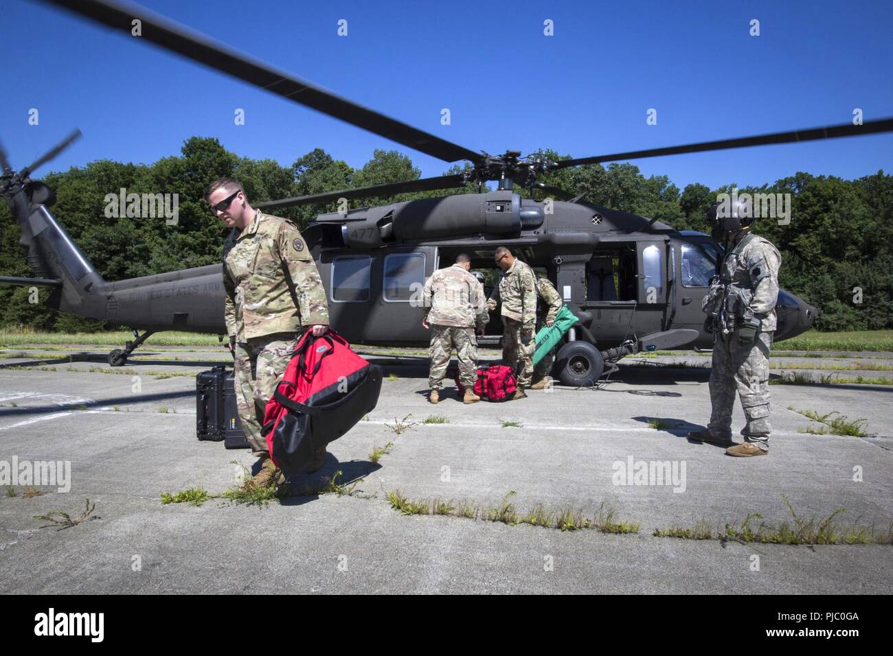 Assistant du médecin de l'armée américaine le Major Rory E. Tippit, gauche, 21 armes de Destruction-Civil Équipe de soutien (21e ADM-CST), New Jersey, supprime la garde nationale de médecine d'un UH-60L Black Hawk avec la 1ère du 150ème bataillon d'hélicoptères d'assaut, à Picatinny Arsenal, N.J., le 18 juillet 2018. Le 21e ADM-CST formés avec le New Jersey Army National Guard, 1ère du 150ème bataillon d'hélicoptères d'assaut ; le New Jersey Department of Corrections C.O.B.R.A. (Chimiques, biologiques, radiologiques, de munitions, de l'aide), l'unité de Picatinny Arsenal pompiers, d'un service d'urgence du New Jersey Task Force, M Banque D'Images