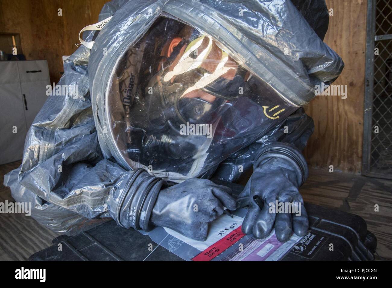 Membre de l'équipe d'enquête de l'armée américaine le s.. Nicky Lam, 21 armes de Destruction-Civil Équipe de soutien (21e ADM-CST), New Jersey, la Garde nationale prépare un sachet de preuves à la simulation d'une scène de crime lors d'une coordination inter-agences de l'exercice dans le centre de la technologie de la défense de patrie, Picatinny Arsenal, N.J., le 18 juillet 2018. Le 21e ADM-CST formés avec le New Jersey Army National Guard, 1ère du 150ème bataillon d'hélicoptères d'assaut ; le New Jersey Department of Corrections C.O.B.R.A. (Chimiques, biologiques, radiologiques, de munitions, de l'aide), l'unité de Picatinny Arsenal Pompiers, New Jersey Emerg Banque D'Images