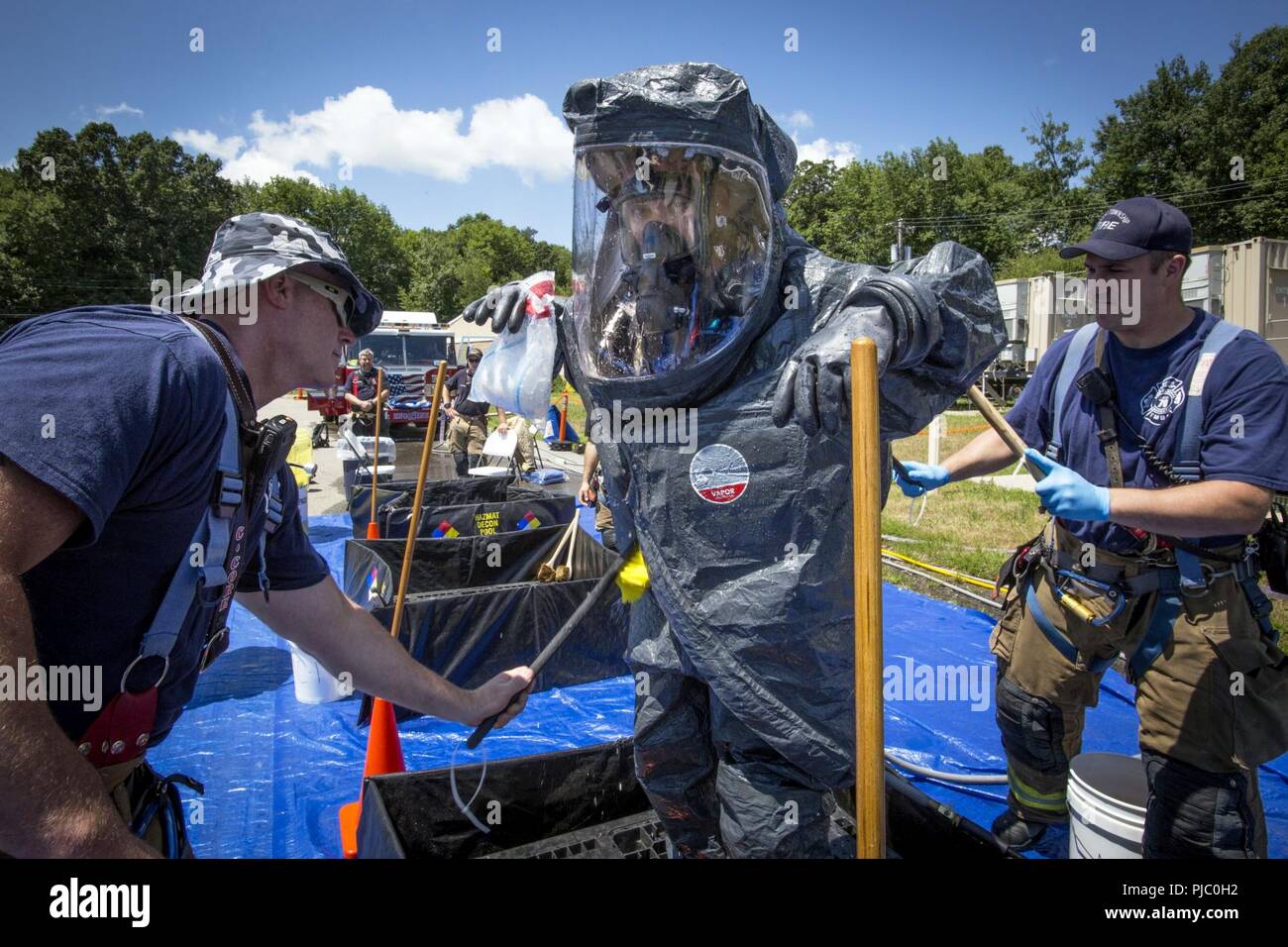 Membre de l'équipe d'enquête de l'armée américaine le s.. Nicky Lam, 21 armes de Destruction-Civil Équipe de soutien (21e ADM-CST), New Jersey, la Garde nationale est décontaminé par Morris Township les pompiers lors d'une coordination inter-agences de l'exercice au centre de technologie de la défense de patrie, Picatinny Arsenal, N.J., le 18 juillet 2018. Le 21e ADM-CST formés avec le New Jersey Army National Guard, 1ère du 150ème bataillon d'hélicoptères d'assaut ; le New Jersey Department of Corrections C.O.B.R.A. (Chimiques, biologiques, radiologiques, de munitions, de l'aide), l'unité de Picatinny Arsenal Pompiers, New Jersey Urgences Banque D'Images