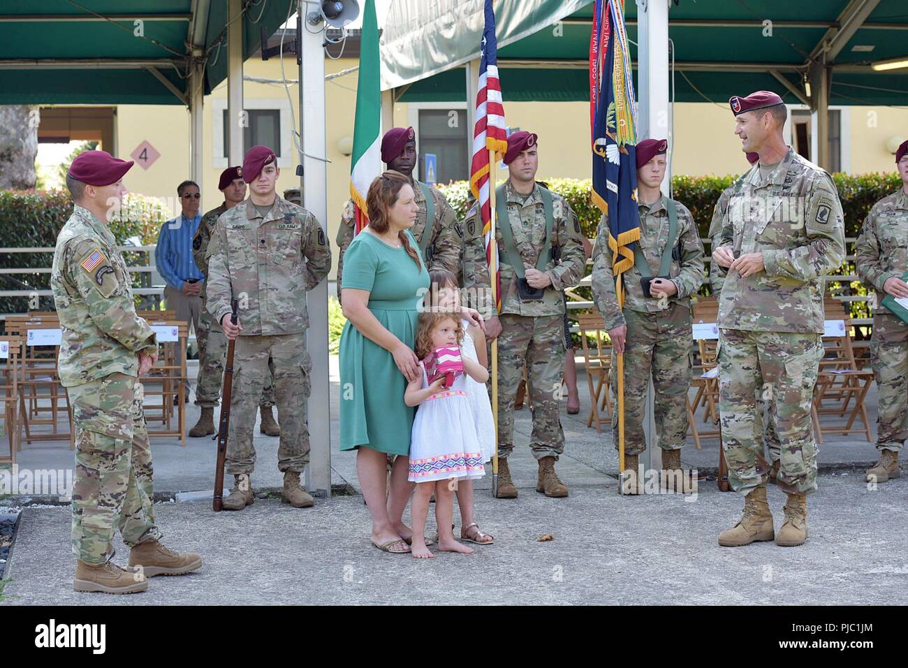 L'ARMÉE AMÉRICAINE Le Col James B. Bartholomees III, commandant de la 173e Brigade aéroportée, fournit des commentaires avant le 1er bataillon du 503e Régiment d'infanterie, 173e Brigade aéroportée cérémonie de changement de responsabilité, à la Caserma Ederle à Vicenza, Italie, le 19 juillet 2018. La 173e Brigade aéroportée de l'armée américaine est la force de réaction d'urgence en Europe, capables de projeter des forces n'importe où aux États-Unis, d'Europe centrale ou de l'Afrique des commandes de domaines de responsabilité. Banque D'Images