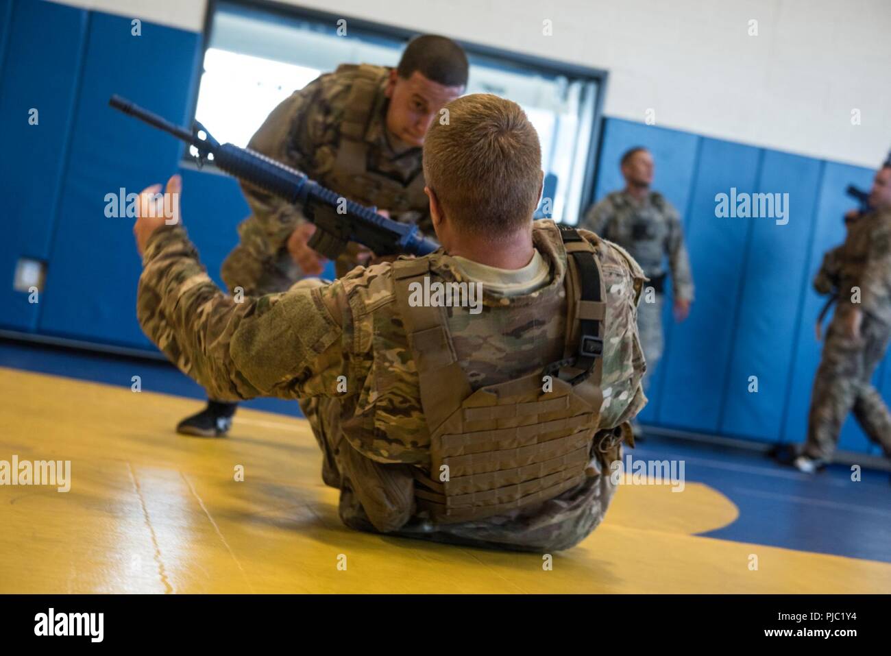 Les forces de sécurité d'un spécialiste de la 193e Escadron d'opérations spéciales les forces de sécurité, New York Air National Guard, les tentatives de passage à ses pieds lors d'une rétention d'armes percer le 11 juillet 2018, à l'école secondaire Middletown de Middletown, Connecticut. Le 193e SOSFS aviateurs terminé un cours de trois jours sur les tactiques défensives enseignées par F.O.R.C.E. Progressive Les concepts. Banque D'Images