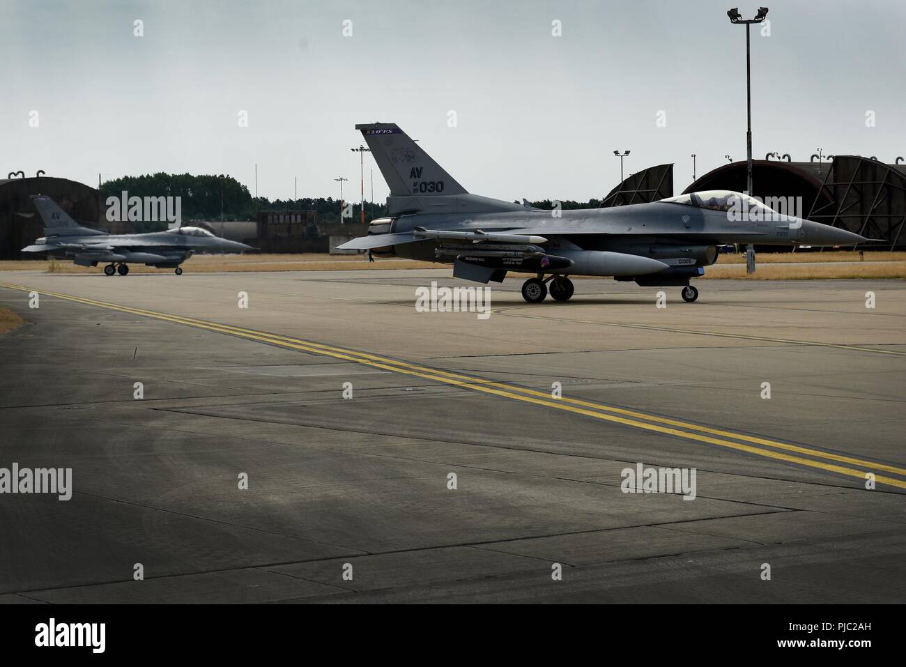 F-16C Fighting Falcon à partir de la 31e Escadre de chasse, 510th Fighter Squadron, la base aérienne d'Aviano, en Italie arrivent à Royal Air Force Lakenheath, Angleterre le 20 juillet 2018. Le 510th FS participent à un événement de formation bilatérale pour améliorer l'interopérabilité, maintenir joint readiness et rassurer nos alliés et partenaires régionaux. Banque D'Images