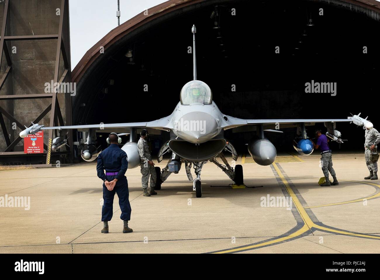 Un F-16C Fighting Falcon à partir de la 31e Escadre de chasse, 510th Fighter Squadron, la base aérienne d'Aviano, en Italie arrive à Royal Air Force Lakenheath, Angleterre le 20 juillet 2018. Le 510th FS participent à un événement de formation bilatérale pour améliorer l'interopérabilité, maintenir joint readiness et rassurer nos alliés et partenaires régionaux. Banque D'Images