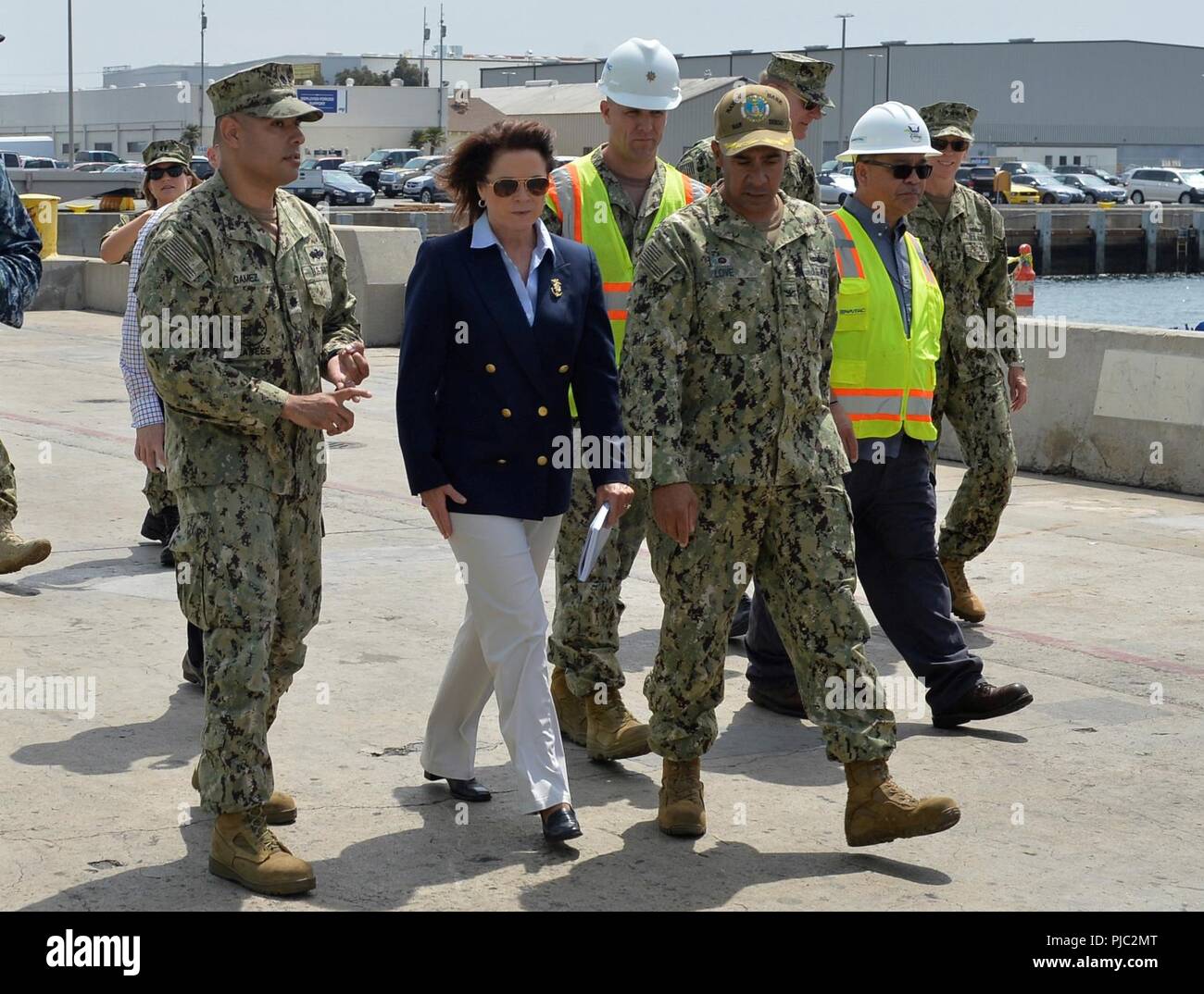 SAN DIEGO (18 juillet 2018) - Le Capitaine Roy Love (à droite), San Diego Naval Base (NBSD) commandant et le Cmdr. Josh Gamez (à gauche), surveillant des travaux publics NBSD pier discuter l'état et à l'entretien des problèmes avec le sous-secrétaire de la Marine pour l'Énergie, des installations et de l'environnement (AE&E) l'Honorable Mme Phyllis L. Bayer. A 13 NBSD piers pour soutenir son homeported 53 navires lorsqu'ils sont au port. Mme Bayer est tournée de la Marine et du Corps des installations partout dans le sud de la Californie pour évaluer les questions de l'AE&E dans toute la région. Banque D'Images