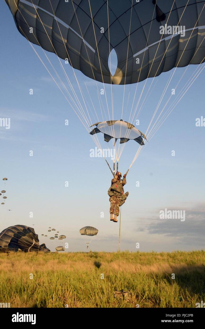 Un parachutiste de l'Armée américaine affecté à la 1ère Brigade Combat Team, 82e Division aéroportée, descend sur Holland Zone de chute pendant l'opération Tempête du Diable Fort Bragg, N.C., le 19 juillet 2018. L'opération Tempête du diable a été un événement de formation qui a exercé la capacité de l'unité pour sauter, se battre et gagner en moins de 18 heures de notification. Banque D'Images