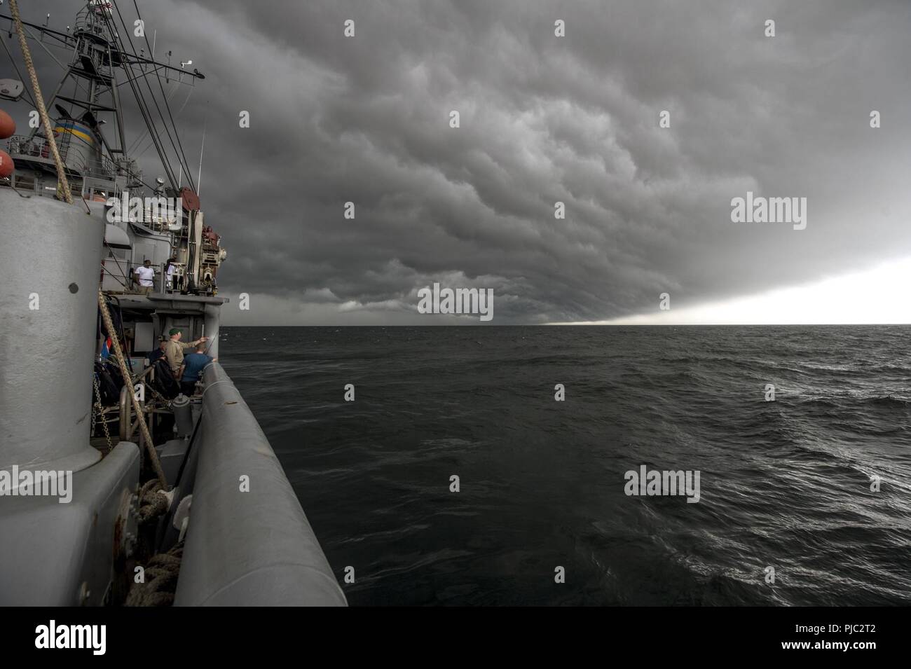 Océan Atlantique (17 juillet 2018) l'équipage de l'USNS Saisir (T-ARS 51) regarder comme une des approches de tempête au large de la côte de Long Island, New York. Plongée sous-marine et de l'unité mobile de récupération 2 marins sont à bord d'appréhender avec l'histoire navale et du personnel du Commandement du patrimoine d'effectuer des inspections de San Diego et aussi participer à une cérémonie de dépôt de gerbes pour commémorer le 100e anniversaire de son naufrage, honorant les six marins de l'US Navy qui est mort sur le navire. Banque D'Images