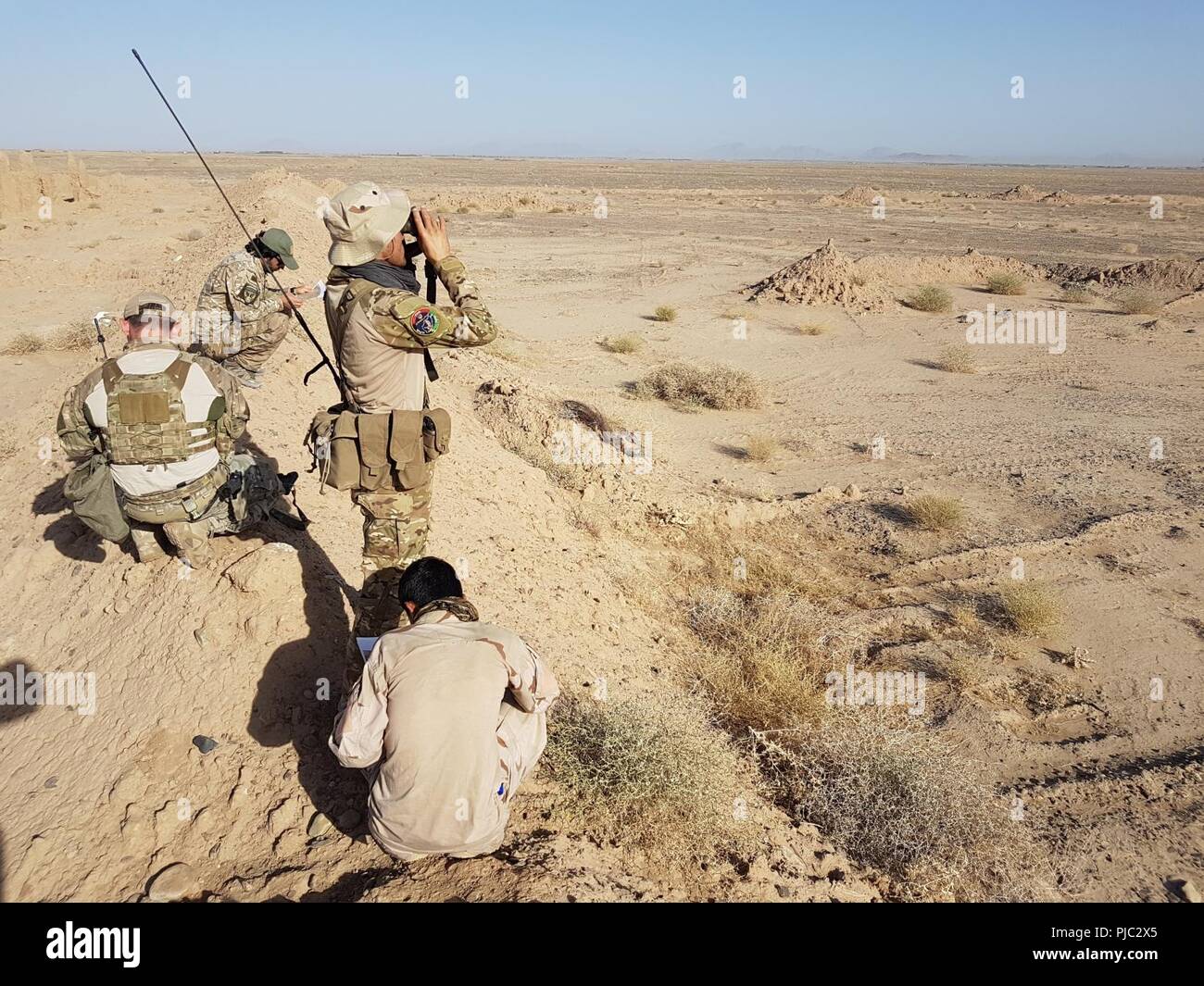 La PROVINCE DE KANDAHAR, Afghanistan (10 juillet 2018) -- une force territoriale afghane 444 États, une partie de la commande générale d'unités spéciales de la Police (GCPSU), Recherche des cibles statiques au cours d'un air-sol, à l'exercice d'intégration gamme Tarnak, province de Kandahar, Afghanistan, 9-10 juillet 2018. Au cours de l'exercice de deux jours, plus de 50 contrôleurs aériens tactiques afghane de GCPSU et la Mission spéciale aile (SMW), conseillé par les États-Unis et ses partenaires de la coalition, les frappes aériennes dirigées sur des cibles statiques simulée. Banque D'Images