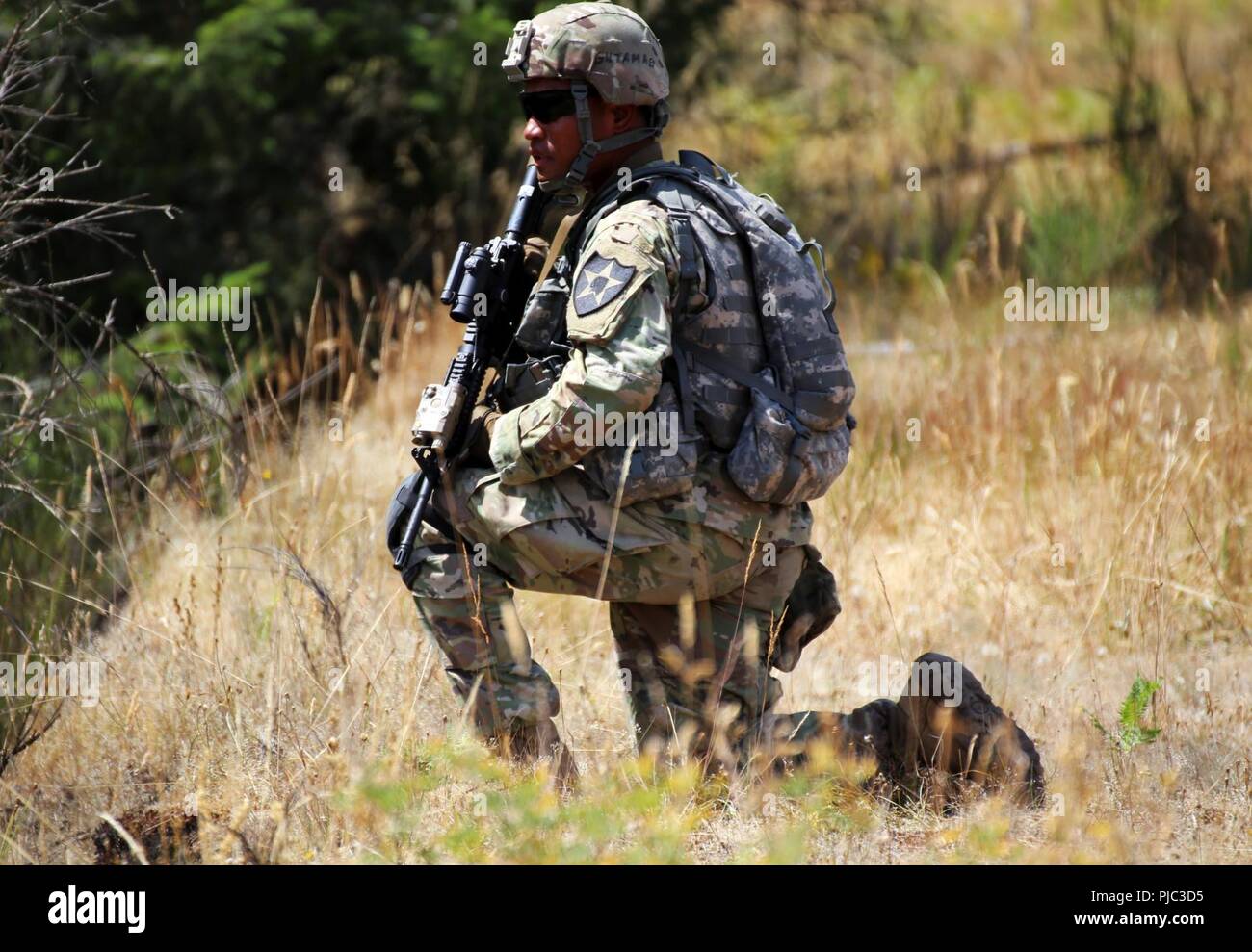 La CPS. Jean Giltamag, fantassin, Alpha Co., 3e bataillon du 161e Régiment d'infanterie, tire la sécurité pendant un exercice tactique de l'équipe lane le 20 juillet, 2018 at Joint Base Lewis-McChord. 3e bataillon effectue actuellement une formation annuelle de trois semaines. (US National Guard Banque D'Images
