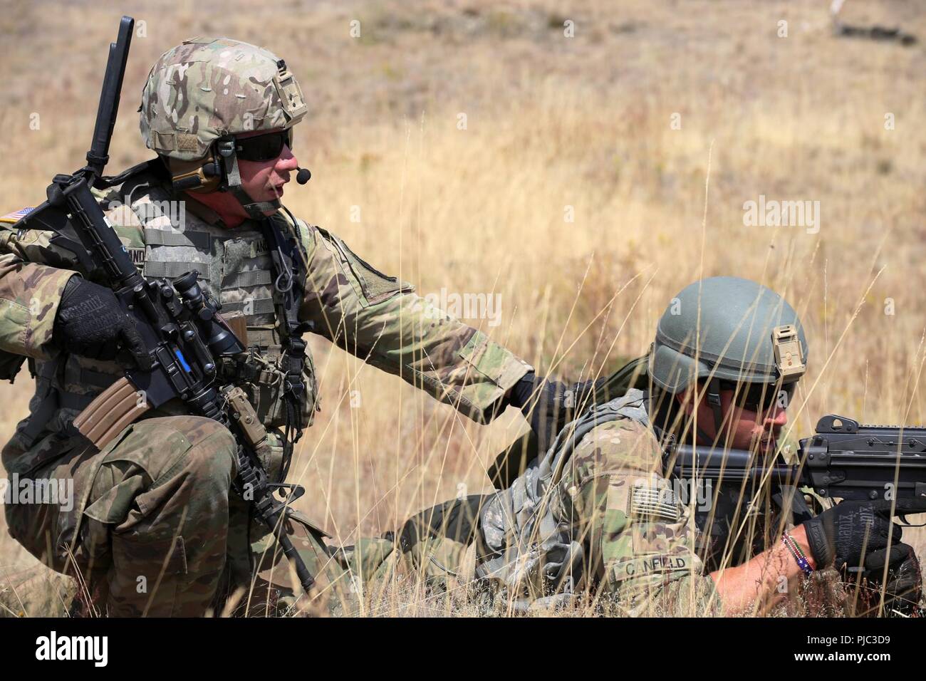 Le s.. Taylor Anderson, chef d'équipe, Alpha Co., 3e bataillon du 161e Régiment d'infanterie, les contrôles de la CPS. Jonathan Canfield au cours d'un exercice tactique de l'équipe lane le 20 juillet, 2018 at Joint Base Lewis-McChord. 3e bataillon effectue actuellement une formation annuelle de trois semaines. (US National Guard Banque D'Images