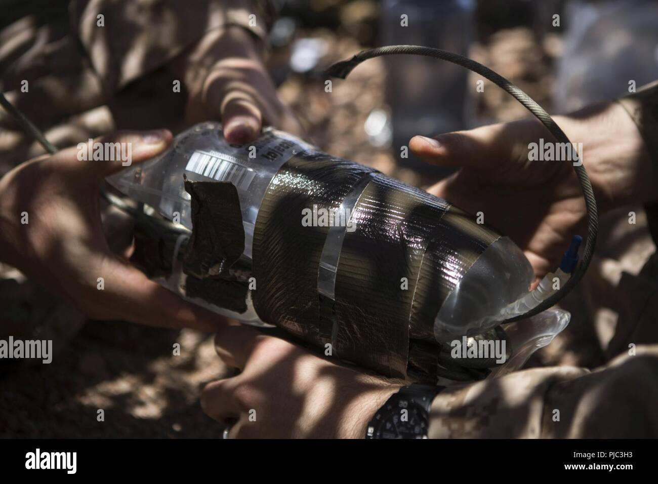 Titine CAMP, Jordanie (8 juillet 2018) Les Marines américains affectés à l'Équipe de débarquement du bataillon, 2e Bataillon, 6e Régiment de Marines (BLT 2/6), 26e Marine Expeditionary Unit (MEU), créer une charge d'eau démolition d'être utilisées au cours de soutien la formation au Camp titine, la Jordanie, le 8 juillet 2018. Iwo Jima est le navire amiral de l'Iwo Jima Groupe amphibie et, avec la 26e unité expéditionnaire de Marines embarqués, est déployé sur le 5e flotte américaine zone d'opérations à l'appui des opérations navales pour assurer la stabilité et la sécurité maritime dans la région Centrale, reliant la Méditerranée et le Pacifique restaur Banque D'Images