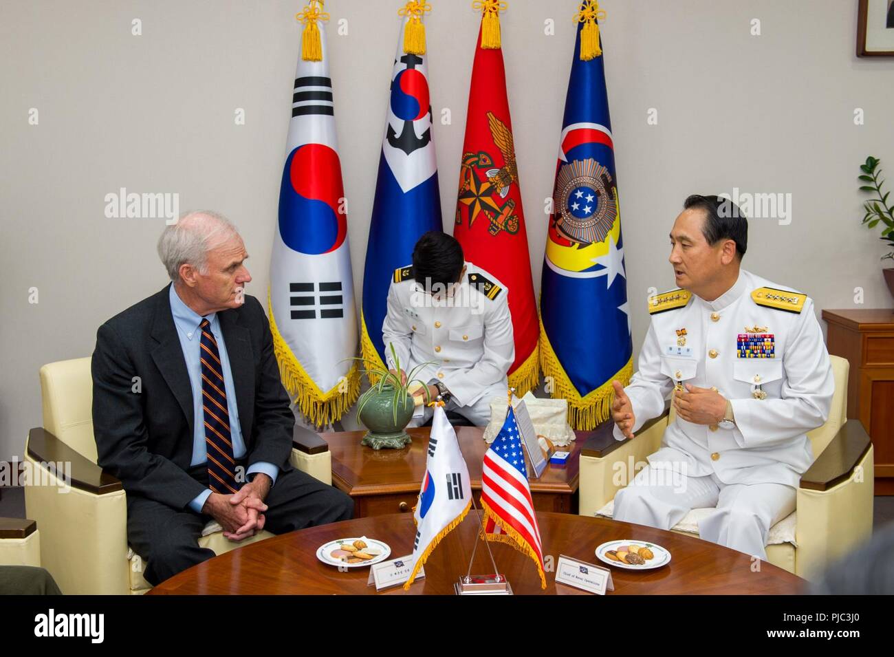 Séoul, République de Corée (13 juillet 2018) Secrétaire de la Marine Richard C. Spencer parle avec la République de Corée (ROK) Adm. Euh, Hyun-sung ROK, chef des opérations navales, lors d'un appel du bureau de Séoul. La visite de Spencer met en lumière le partenariat absolues entre les États-Unis et la République de Corée et de marines fait partie d'une visite dans la région Indo-Pacifique. Banque D'Images