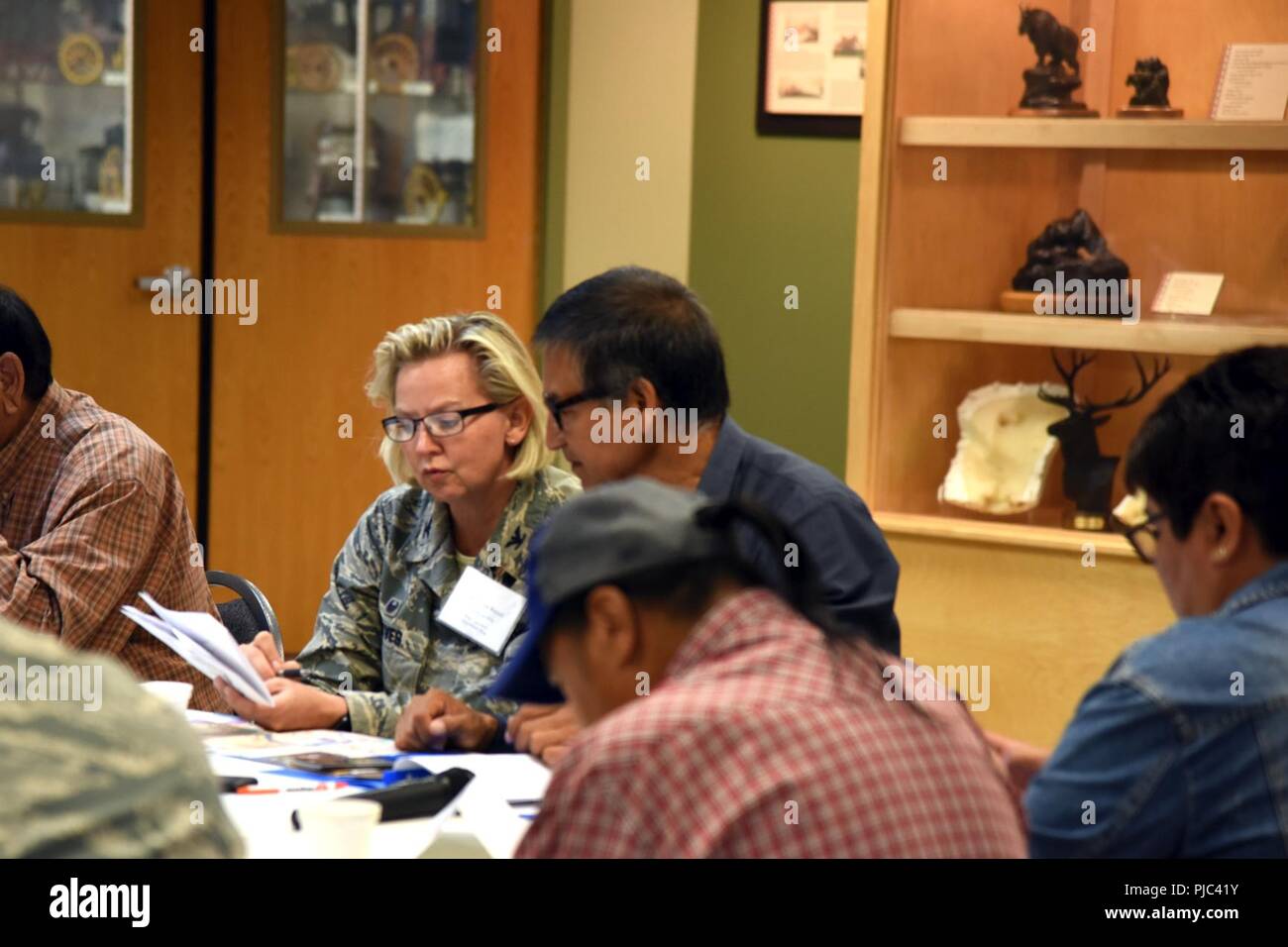 Le colonel Jennifer Reeves, 341e escadre de missiles, et Conrad Fisher, vice-président de la tribu Cheyenne du Nord, d'échanger des informations à la troisième réunion annuelle des relations tribales, le 12 juillet 2018, à la C.M. Musée de Russell, à Great Falls, au Montana, membres de la Nation des Pieds-Noirs, Chippewa Cree tribu Salish Kootenai et confédéré, tribus, la Tribu du corbeau, de l'Assiniboine et de Fort Belknap Gros Ventres et tribus tribu Cheyenne du Nord a également assisté à la réunion. Banque D'Images