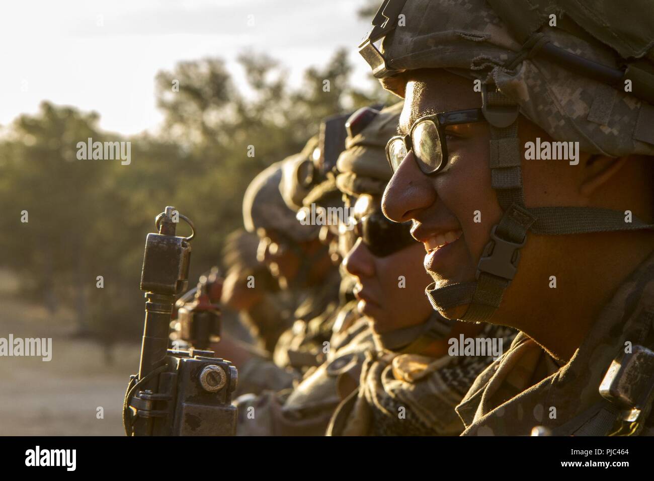 Circuit de l'armée américaine. Christopher Hernandez de la 348e compagnie de transport des promenades à l'arrière d'un véhicule tactique pour une zone d'entraînement au cours de la 91e Division de formation Soutien au combat de l'exercice de formation (CSTX 91-18-01) le 12 juillet 2018 à Ft. Hunter Liggett, en Californie. L'CSTX 91-18-01 assure America's Army les unités de la Réserve sont formés pour déployer ce qui porte capable, aptes au combat, et la puissance de feu meurtrière à l'appui de l'armée et nos partenaires n'importe où dans le monde. Banque D'Images