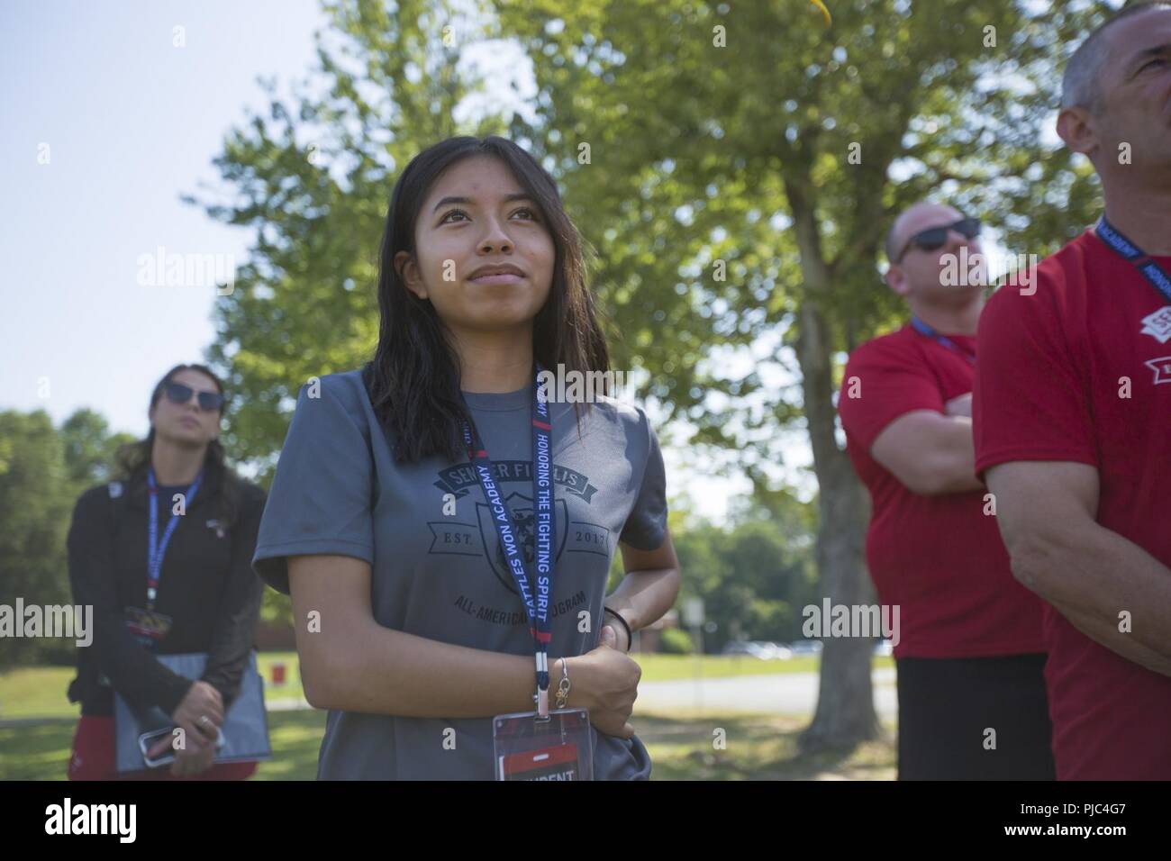 Nayeli Perea est à l'écoute de la description des armes mis en scène pour l'affichage statique au cours de la 2018 Les batailles remportées à bord de l'Académie Marine Corps Base Quantico, 13 juillet. L'Académie a gagné des batailles est une partie de la Marine Corps' Semper Fidelis All-American" Programme, qui reconnaît les jeunes hommes et femmes qui excellent dans l'athlétisme, mais ont également montré eux-mêmes d'être des leaders dans leur classe et dans leur ville. Près de 100 étudiants-athlètes de l'école secondaire est allé(e) à l'académie, qui fositscused sur le développement de leur confiance en soi, la discipline, le travail d'équipe, et au perfectionnement de l'esprit combatif qui incarne le Marine C Banque D'Images