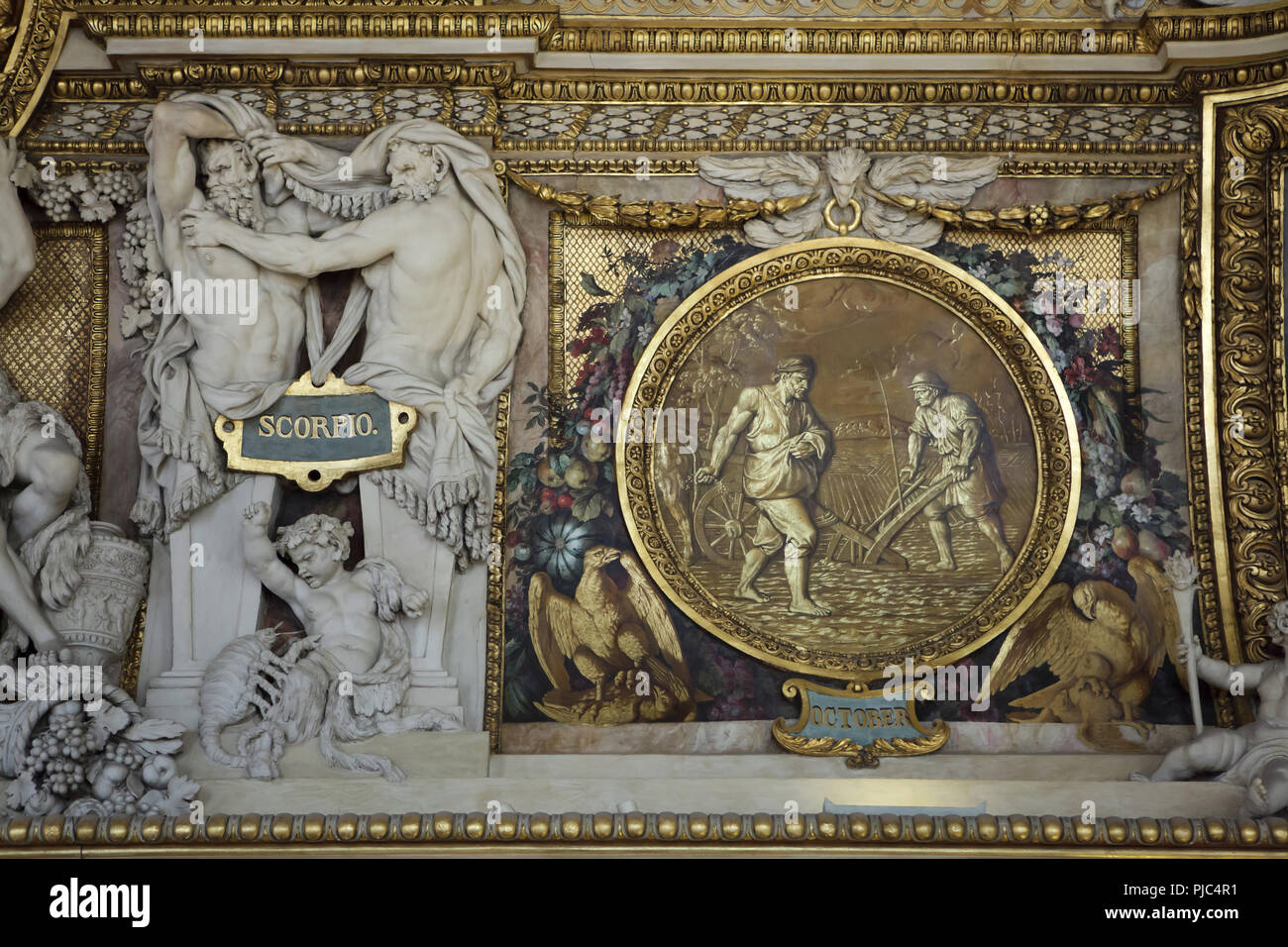Décoration en stuc 'Scorpio' par le sculpteur français François Girardon et  la grisaille peinture 'Octobre' dans l'Apollo Galley (Galerie d'Apollon)  dans le palais du Louvre (Palais du Louvre) à Paris, France Photo