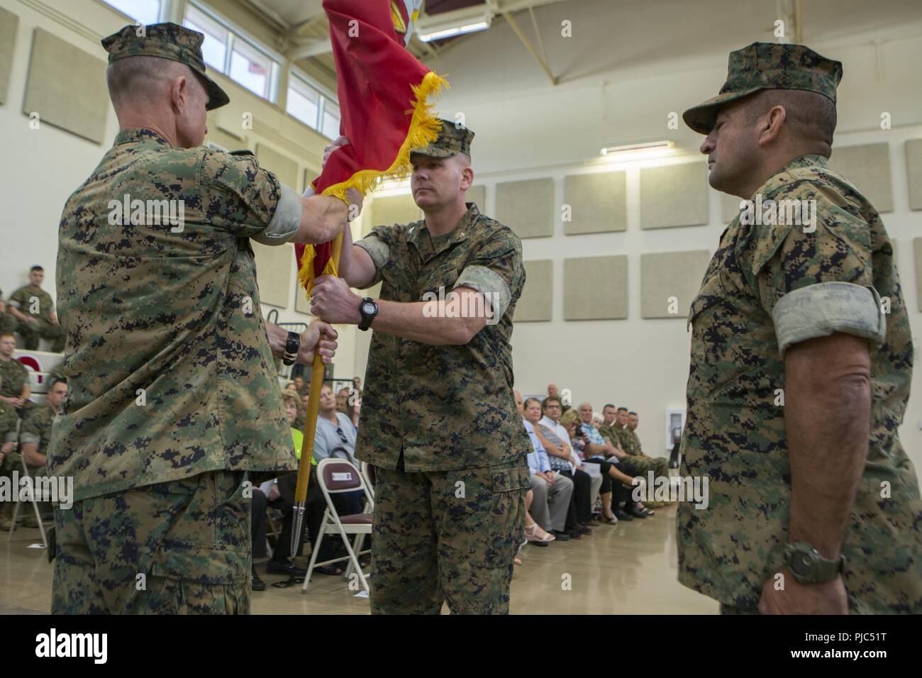 Le colonel Thomas Fahy (à gauche), commandant sortant du Régiment de logistique de combat 4, 4e Groupe Logistique Maritime, abandonne le commandement de la CLR-4 au Colonel Robert Meade (droite), inbound commandant du PLC-4, lors de la cérémonie de passation de commandement à la CLR-4 siège à Kansas City, Mo., 14 juillet 2018. Les cérémonies de passation de commandement de la marque officiellement le passage de commande à partir d'une Marine à l'autre, symbolisant le transfert des pouvoirs et responsabilités de son poste de commande. Banque D'Images