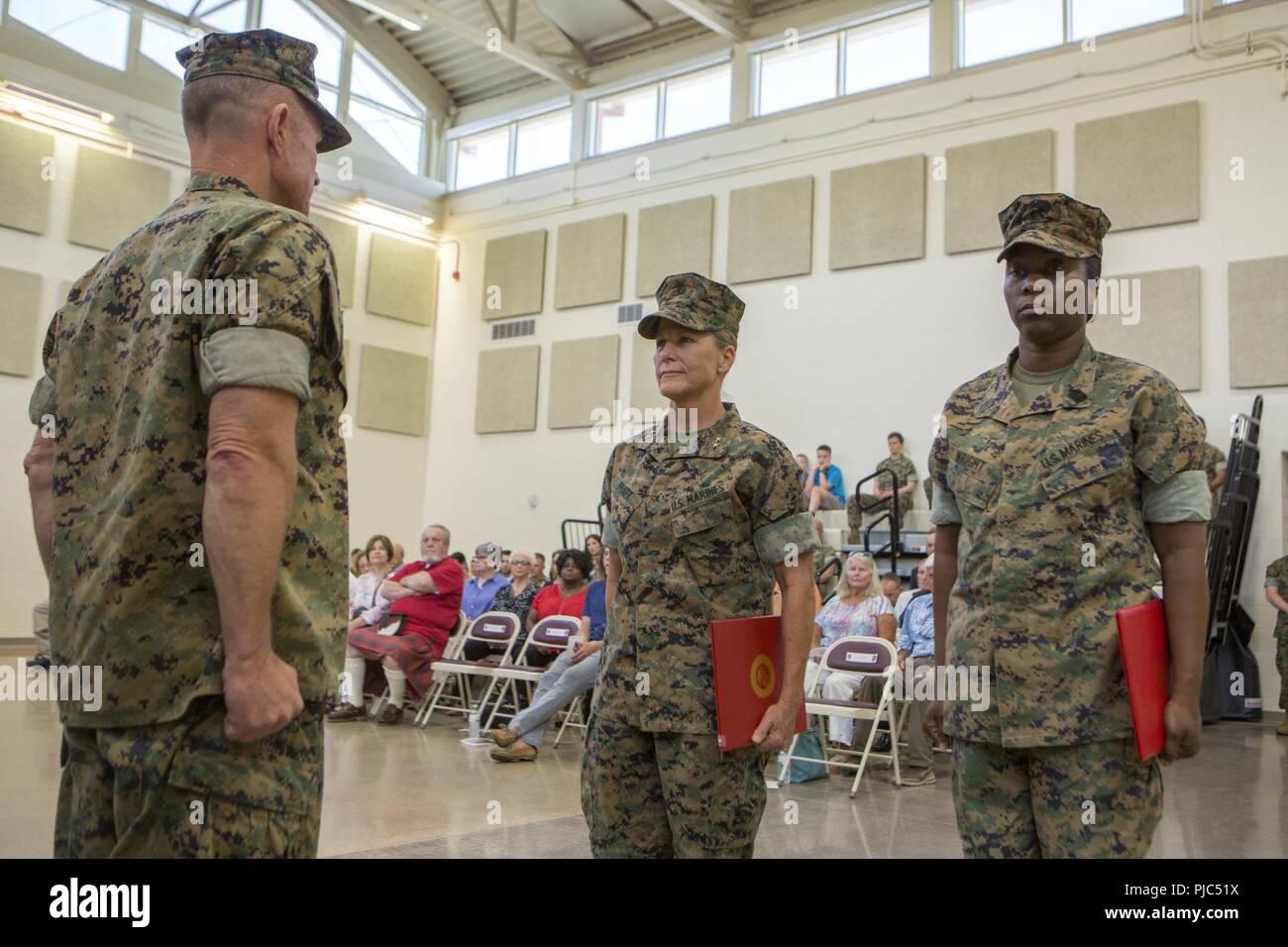 Le colonel Thomas Fahy (à gauche), commandant sortant du Régiment de logistique de combat 4, 4e Groupe logistique maritime, est présente une lettre de la médaille du mérite du major général Helen G. Pratt (centre), général commandant de la 4e, et le sergent MLG Le major Lanette Wright (à droite), sergent-major de la 4ème MLG, lors de la cérémonie de passation de commandement à la CLR-4 siège à Kansas City, Mo., 14 juillet 2018. Les cérémonies de passation de commandement de marquer le passage de commande à partir d'une Marine à l'autre, symbolisant le transfert des responsabilités de son poste de commande. Et, à ce titre, les responsabilités et les pouvoirs de CLR- Banque D'Images