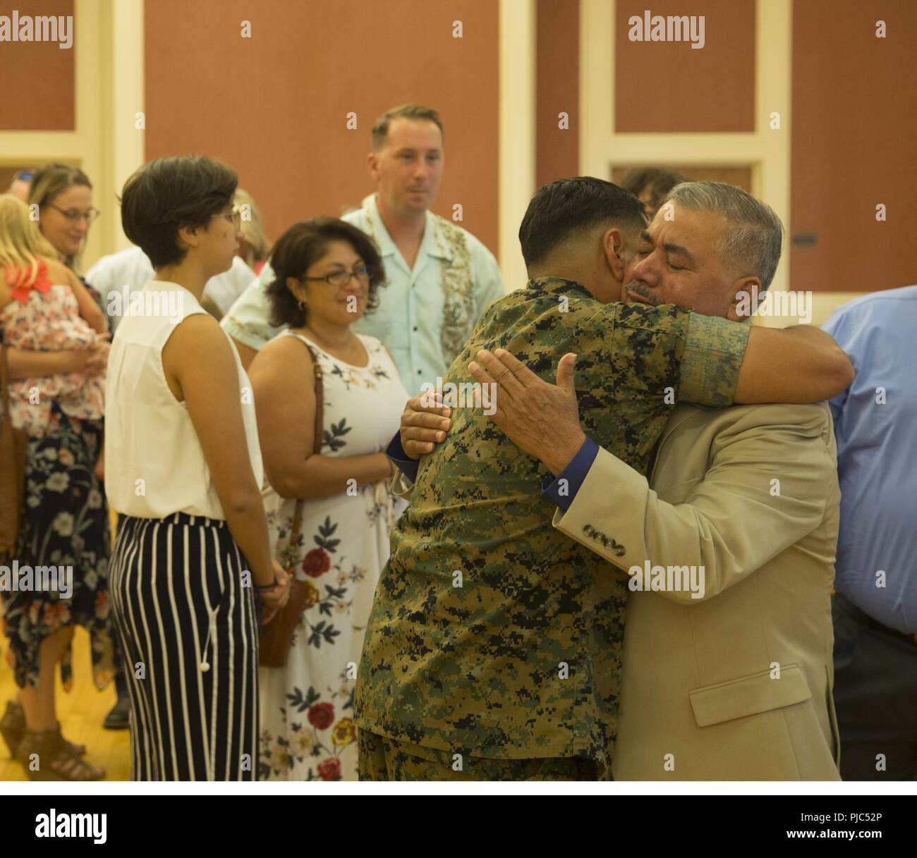 Le capitaine Jamie J. Grifaldo's Family le féliciter au cours de sa retraite le 13 juillet, sur la base du Corps des Marines, Camp Lejeune, Caroline du Nord. Depuis 1994, Grifaldo a consacré sa vie à faire une meilleure Marine Corps. Cette cérémonie marque le jour où il prend sa retraite après 24 années de service. Banque D'Images