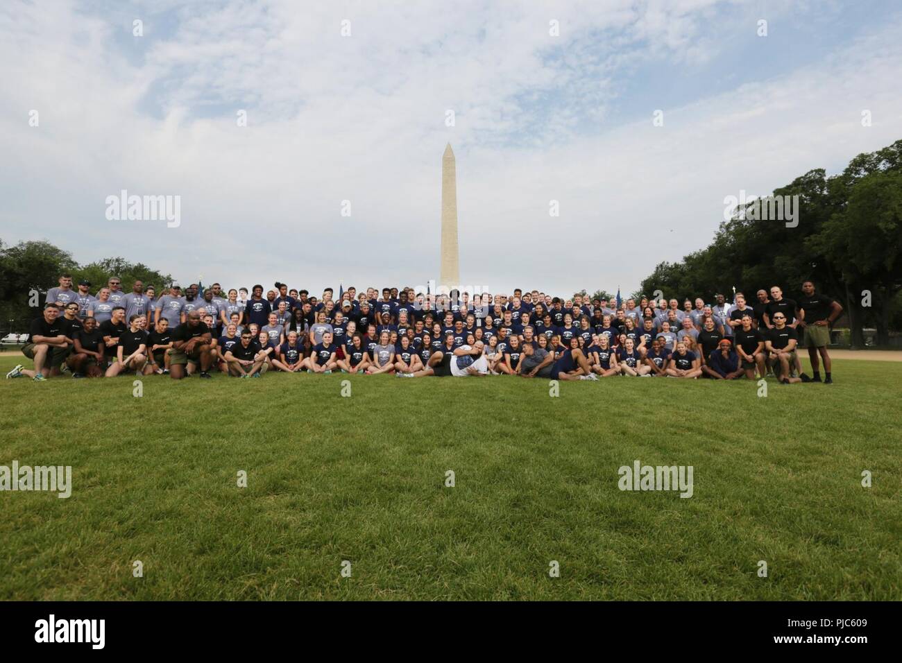 Les étudiants, les tuteurs et les Marines se réunissent pour une photo de groupe au cours de l'Académie 2018 Les batailles remportées dans le District de Columbia, le 15 juillet. L'Académie a gagné des batailles est une partie de la Marine Corps' Semper Fidelis All-American" Programme, qui reconnaît les jeunes hommes et femmes qui excellent dans l'athlétisme, mais ont également montré eux-mêmes d'être des leaders dans leur classe et dans leur ville. Près de 100 étudiants-athlètes de l'école secondaire est allé(e) à l'académie, qui a porté sur le développement de leur confiance en soi, la discipline, le travail d'équipe, et au perfectionnement de l'esprit combatif qui incarne le Corps des Marines. Banque D'Images