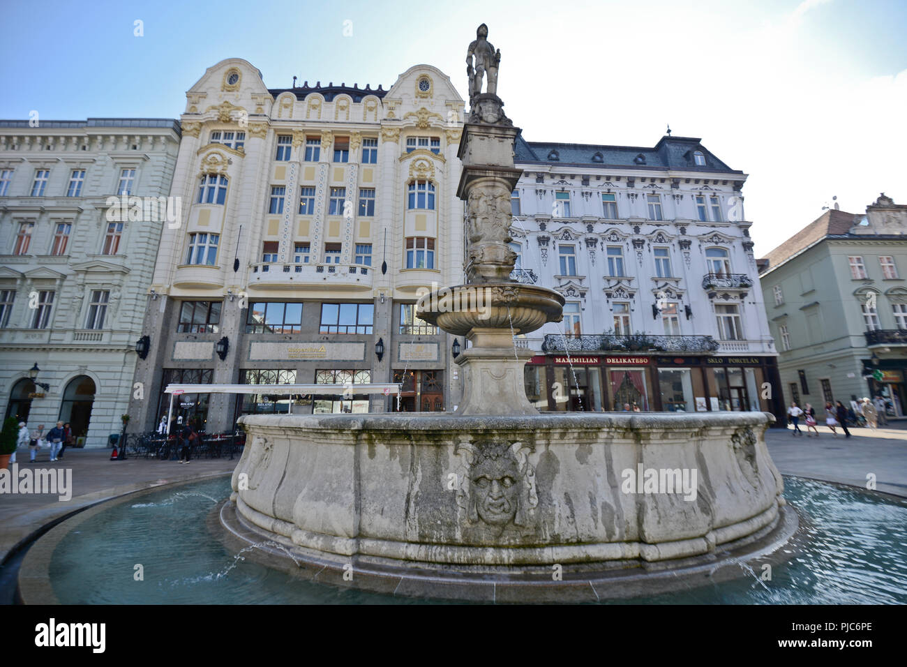 Maximilien Fontaine. Place principale de Bratislava (Hlavné námestie), Slovaquie Banque D'Images
