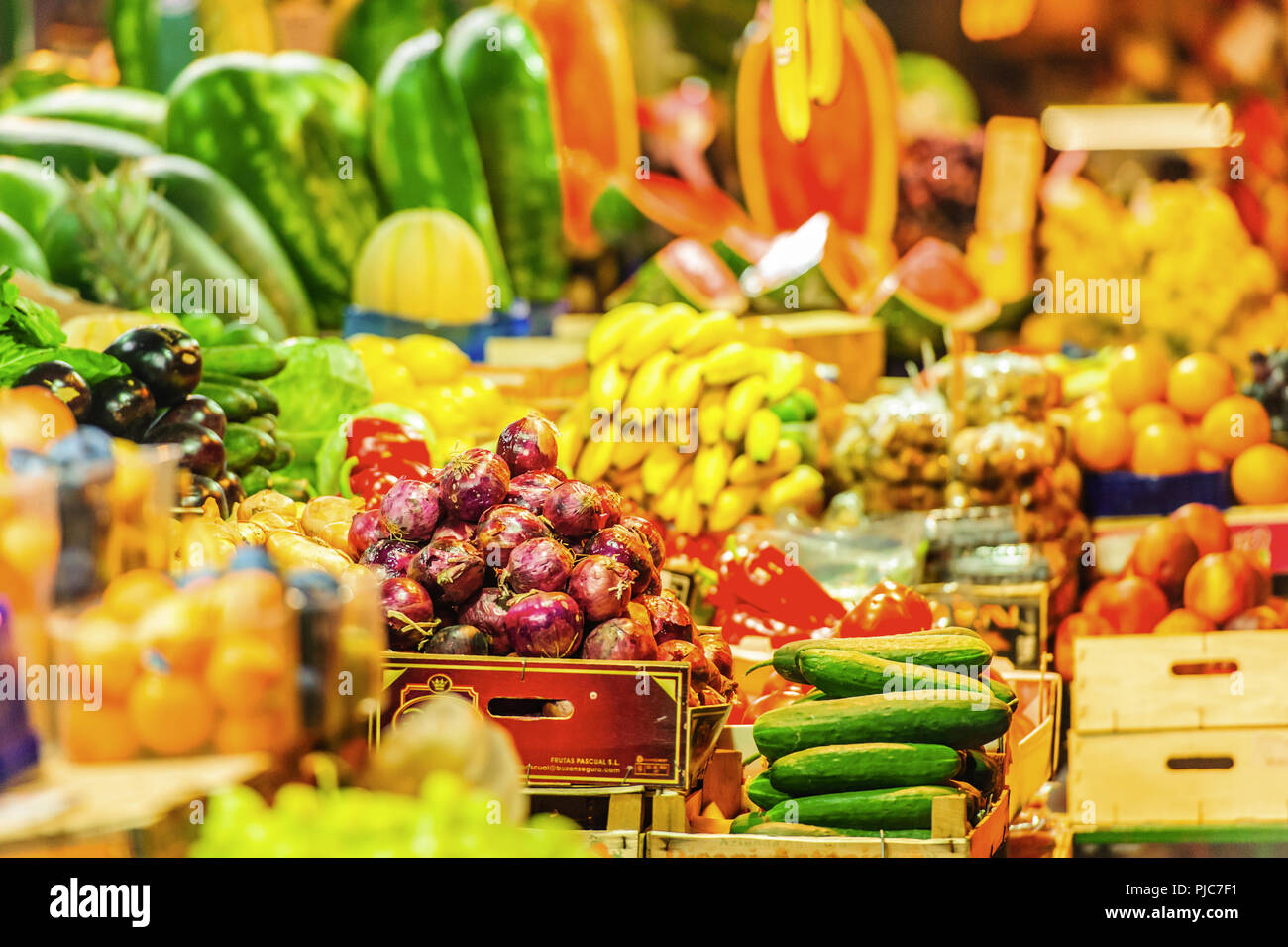 Wc séparés avec légumes et fruits Banque D'Images