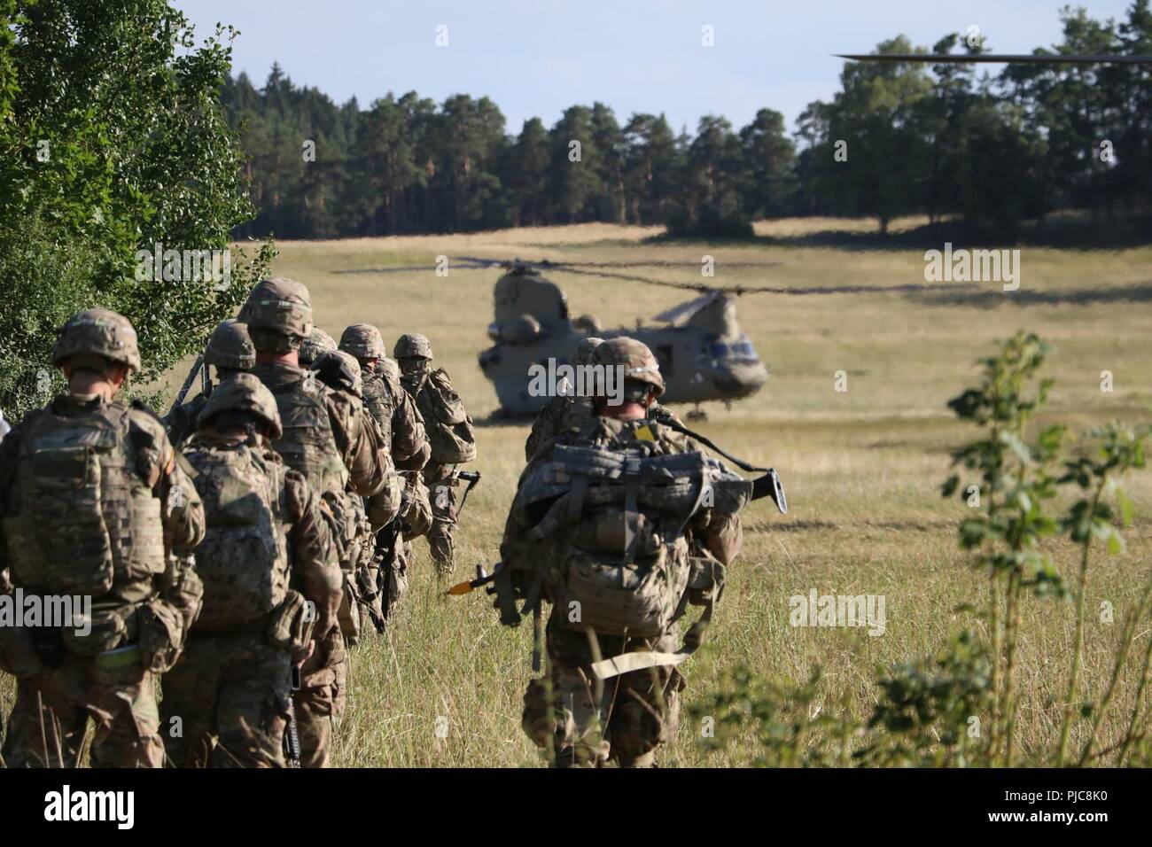 Troupe de soldats affectés à Nemesis, 4e Escadron, 2e régiment de cavalerie board CH-47 Chinook lors d'une opération menée conjointement avec une unité de la brigade de l'aviation de combat en rotation à l'Hohenfels Domaine de formation, l'Allemagne, le 12 juillet 2018. Banque D'Images