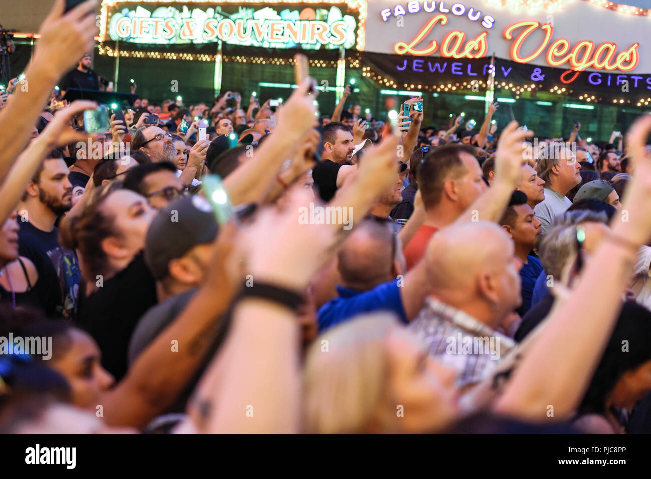 La foule avec des téléphones mobiles dans l'air à la Fremont Street Experience au centre-ville de Las Vegas, Nevada Banque D'Images