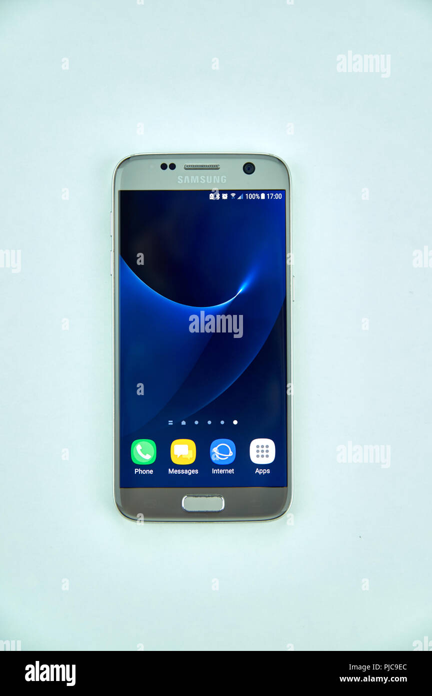 Montréal, Canada - le 12 octobre 2017 : Nouveau Samsung s7 sur un fond blanc. Le groupe Samsung est un conglomérat multinational dont le siège est à Banque D'Images