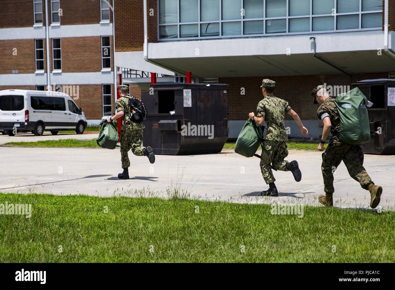 La Réserve navale Officer Training Corps aspirants arrivent au camp Geiger au cours de la formation d'orientation de carrière pour les aspirants de marine (CORTRAMID) Semaine sur Camp Geiger, N.C., le 22 juillet 2018. Le but d'CORTRAMID consiste à exposer les étudiants aux possibilités de la flotte maritime Forces et générer un intérêt dans une commission du Corps des Marines. Banque D'Images