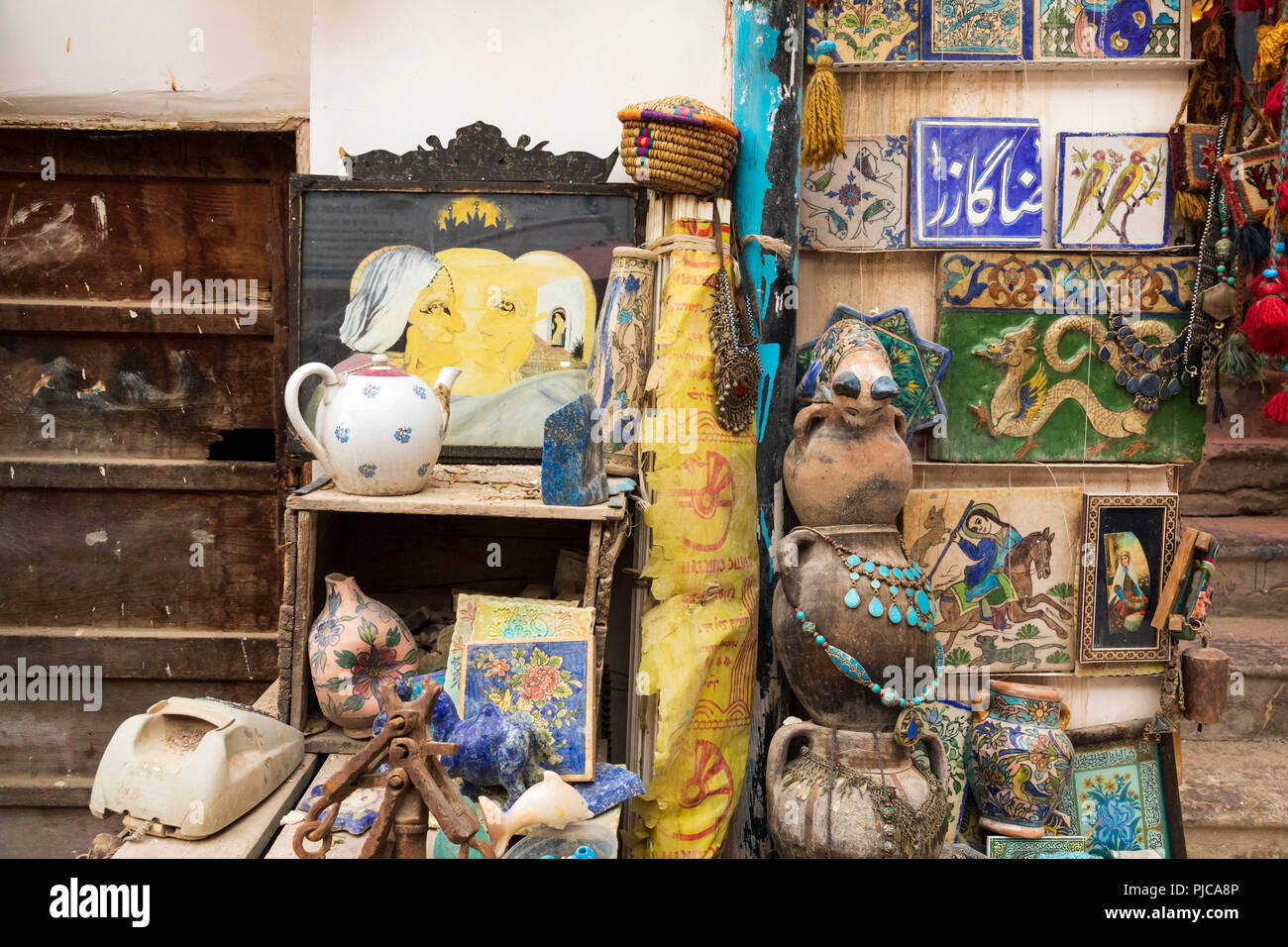 République islamique d'Iran. Isfahan. Objets à collectionner à vendre au marché local. Banque D'Images