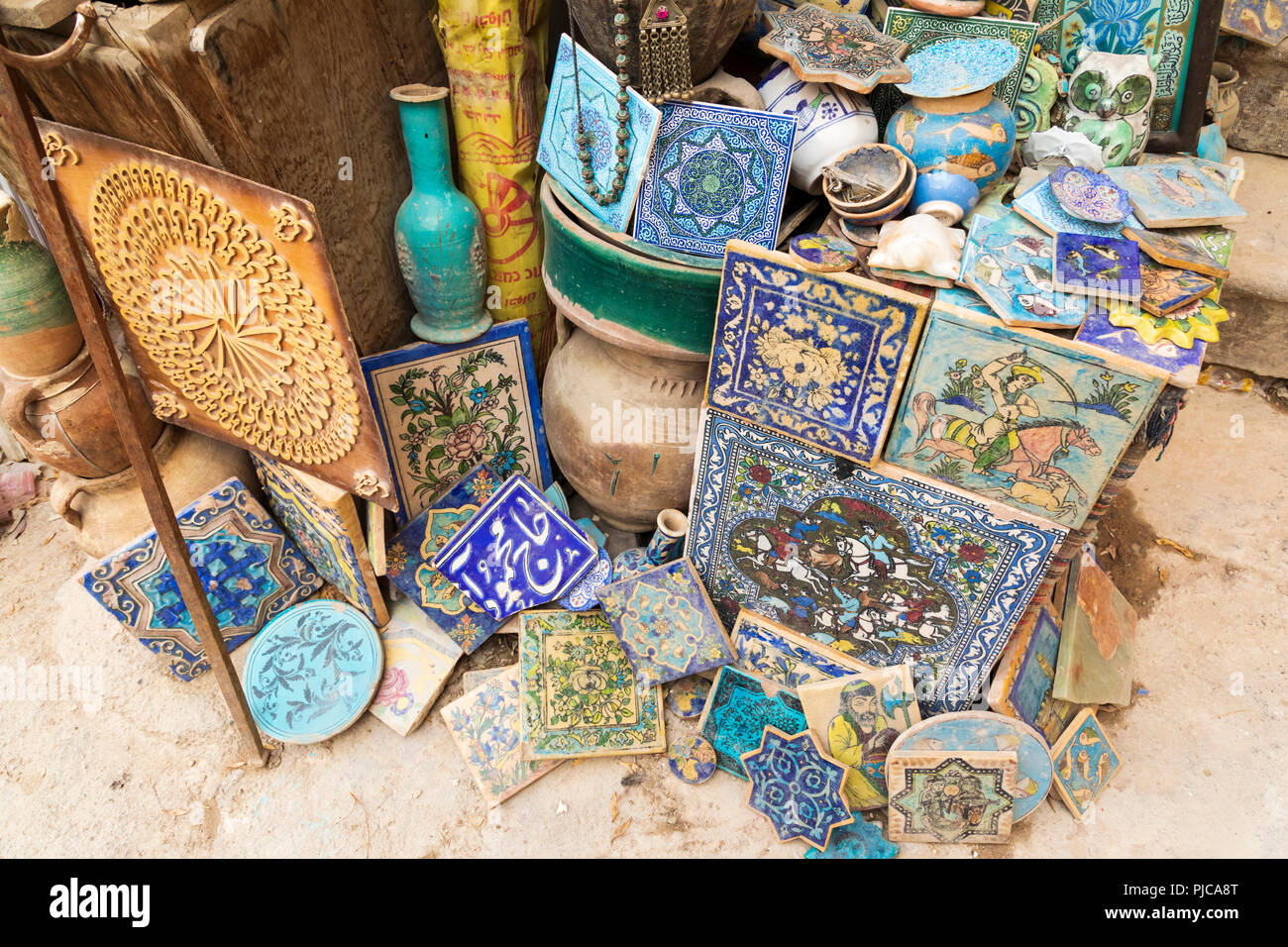 République islamique d'Iran. Isfahan. Objets à collectionner à vendre au marché local. Banque D'Images