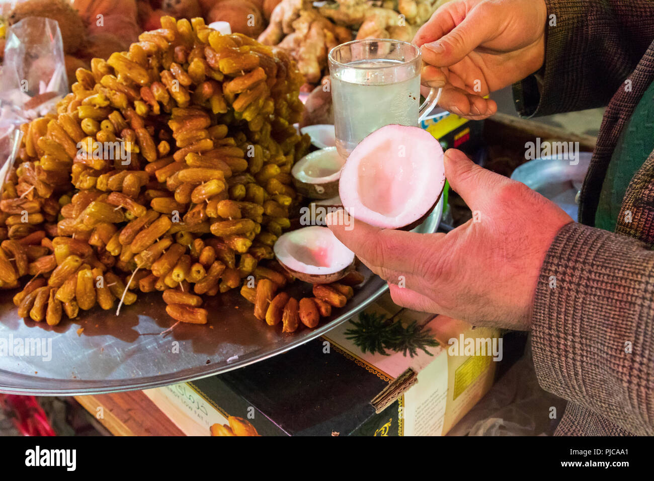 République islamique d'Iran. Isfahan. Le Grand Bazar. L'eau de noix de coco et les dates. Banque D'Images