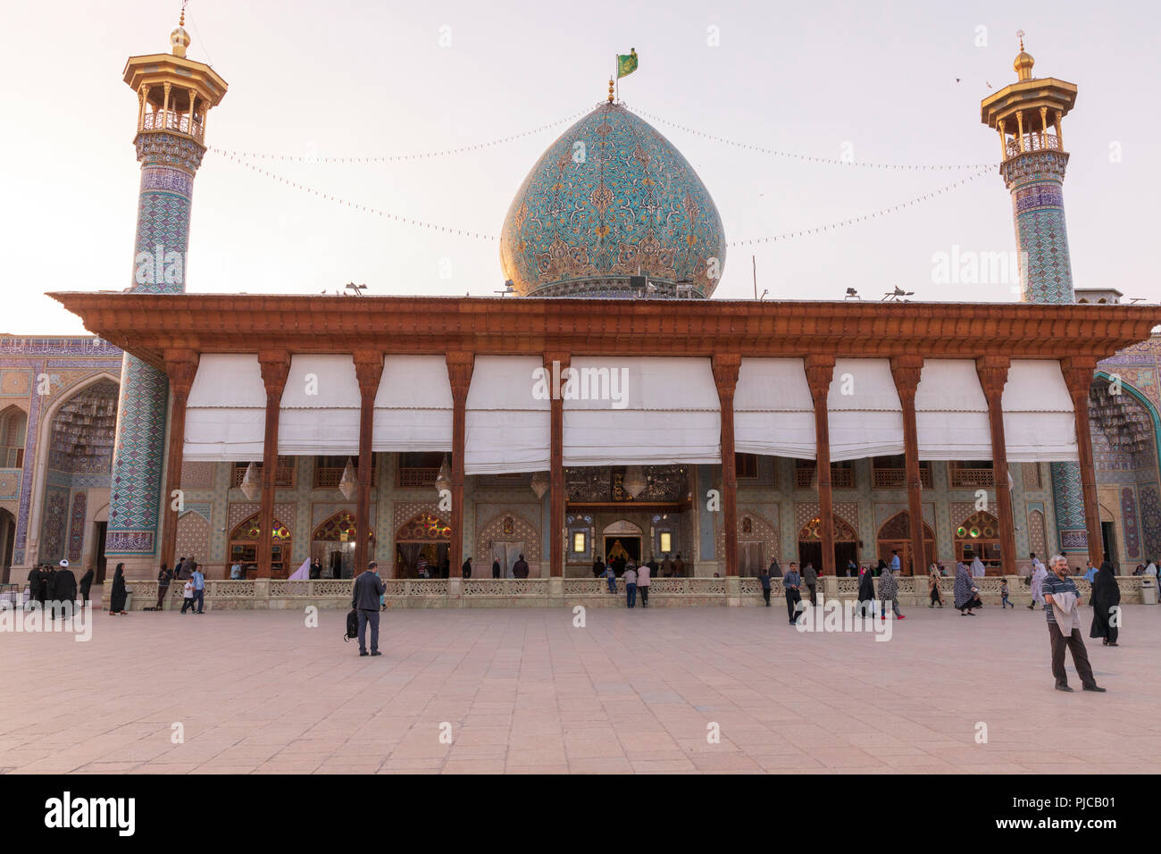 République islamique d'Iran. Shiraz. Shah Cheragh, lieu saint de pèlerinage et. Monument funéraire et la mosquée complexe. Tombes des frères persécutés fo Banque D'Images