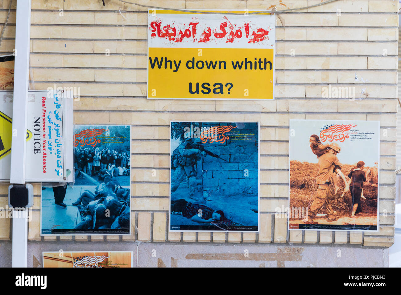 République islamique d'Iran. Shiraz. Mosquée. Slogans antiaméricains Parallèlement, l'affiche. 11 mars, 2018 Banque D'Images