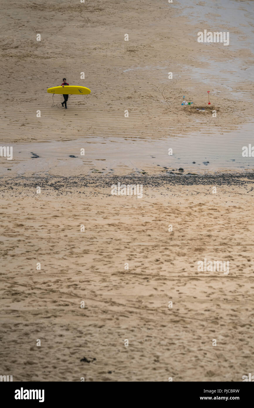 Saint Ives, Angleterre - Mai 2018 : instructeur de surf avec son voile sur la plage, Cornwall, UK Banque D'Images