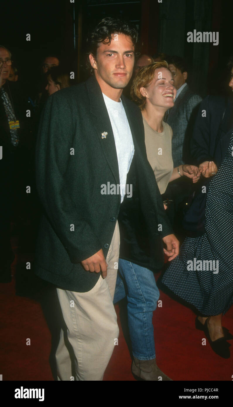 HOLLYWOOD, CA - le 10 septembre : l'Acteur Andrew Shue et actrice soeur Elisabeth Shue assister à Warner Bros Pictures' 'Singles' Premiere le 10 septembre 1992 lors du Mann's Chinese Theatre à Hollywood, Californie. Photo de Barry King/Alamy Stock Photo Banque D'Images HOLLYWOOD, CA - le 10 septembre : l'Acteur Andrew Shue et actrice soeur Elisabeth Shue assister à Warner Bros Pictures' 'Singles' Premiere le 10 septembre 1992 lors du Mann's Chinese Theatre à Hollywood, Californie. Photo de Barry King/Alamy Stock Photo Banque D'Images