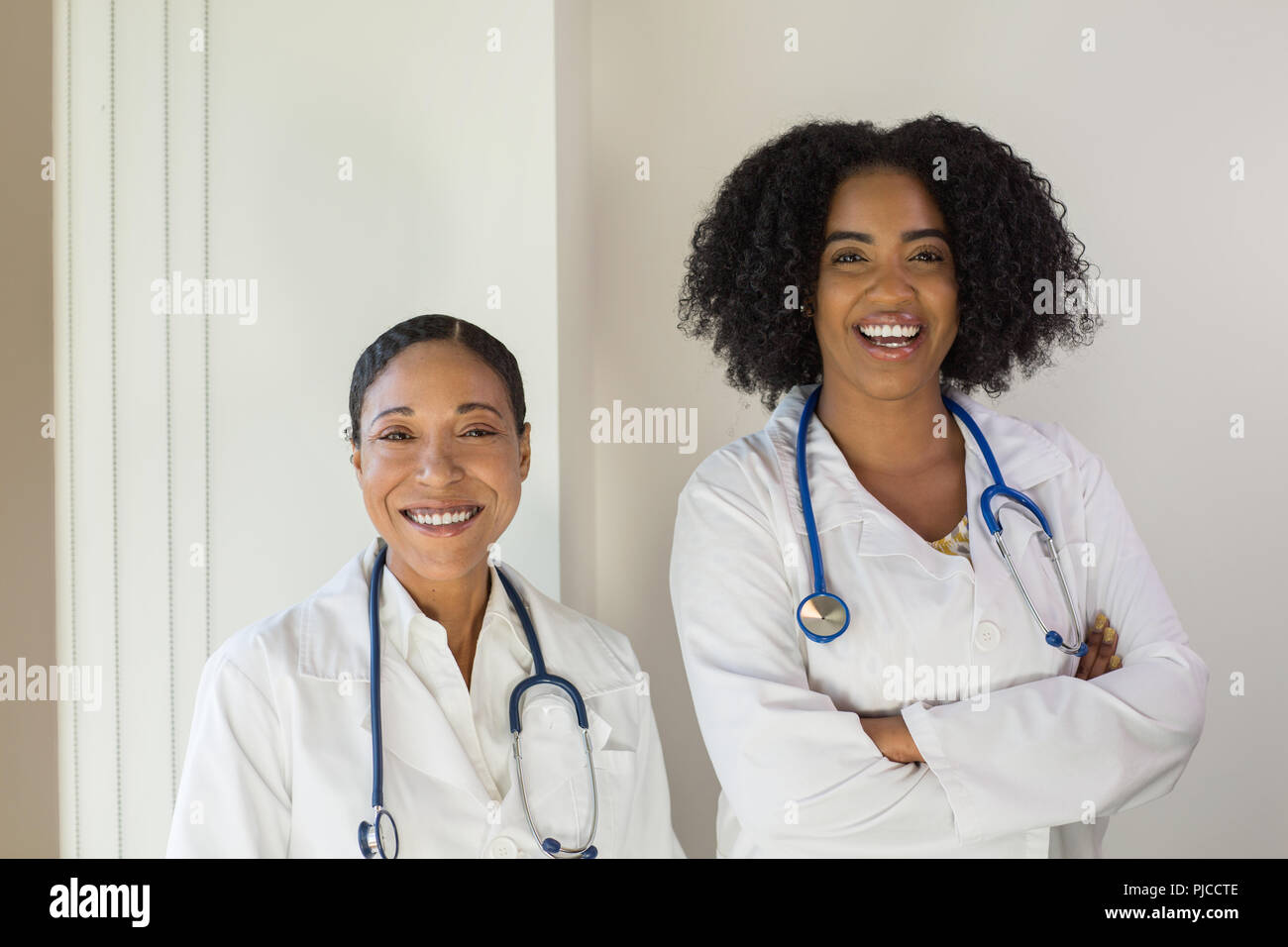 Portrait de femme confiant divers professionnels de la santé. Banque D'Images