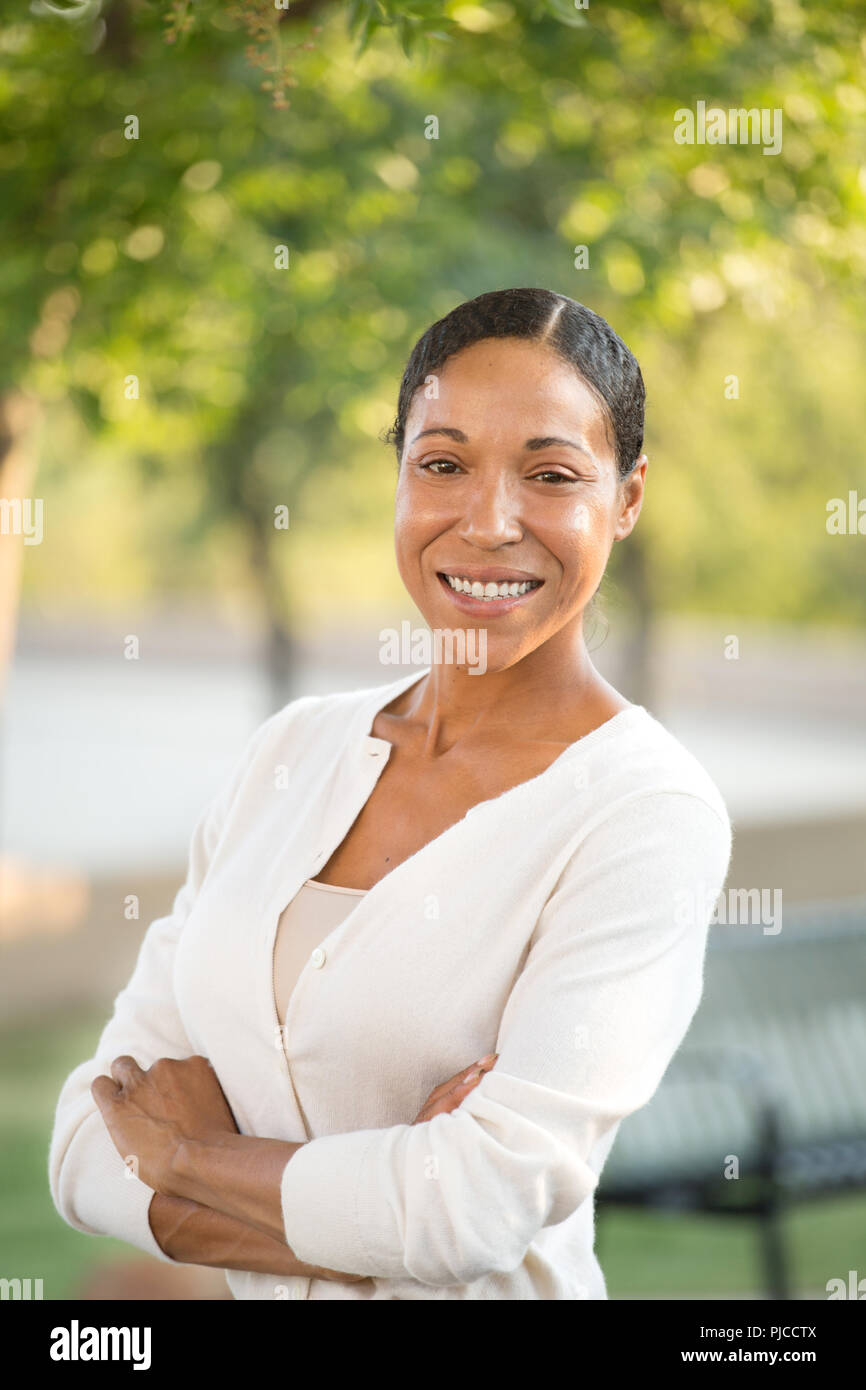 Confiant divers woman smiling avec ses bras croisés. Banque D'Images