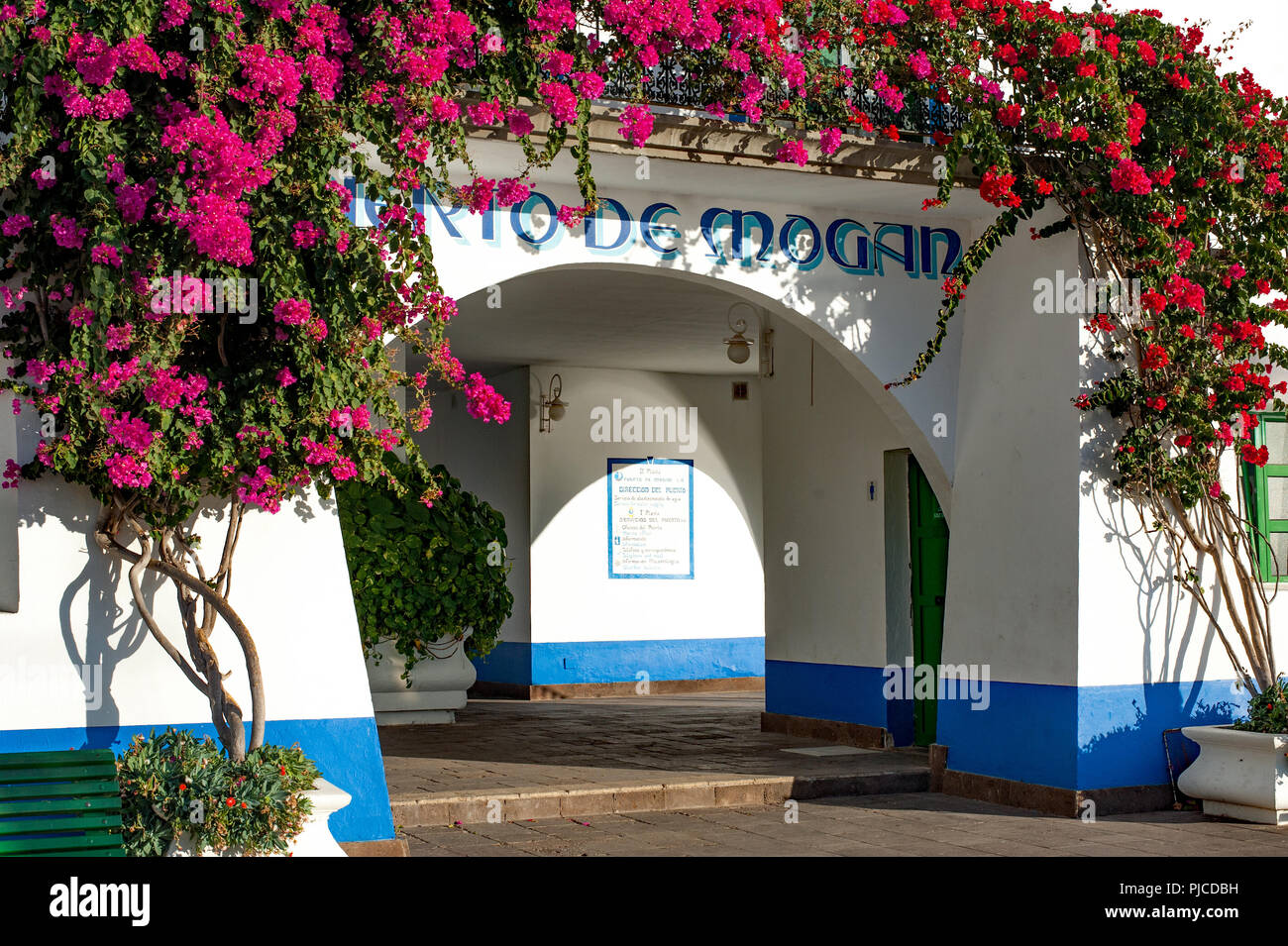 Puerto de Mogan, Grande Canarie, Espagne - 06 janvier 2018. Belle vue sur le port très populaire en maison de village Puerto de Mogan Banque D'Images