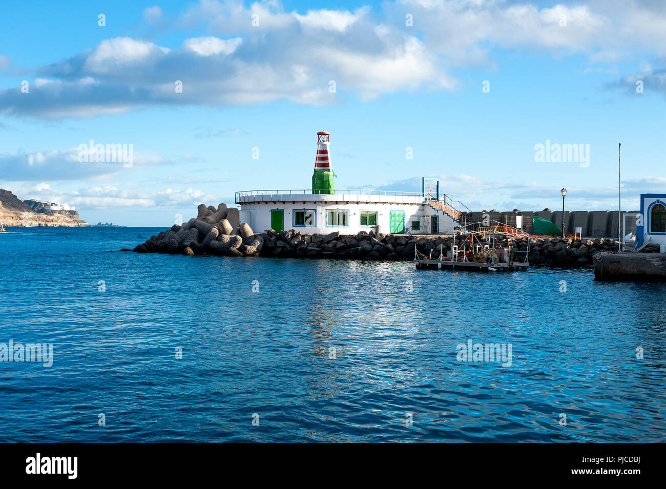 Phare dans le port Puerto de Mogan en très populaires maison de village Puerto de Mogan , Gran Canaria, Espagne Banque D'Images