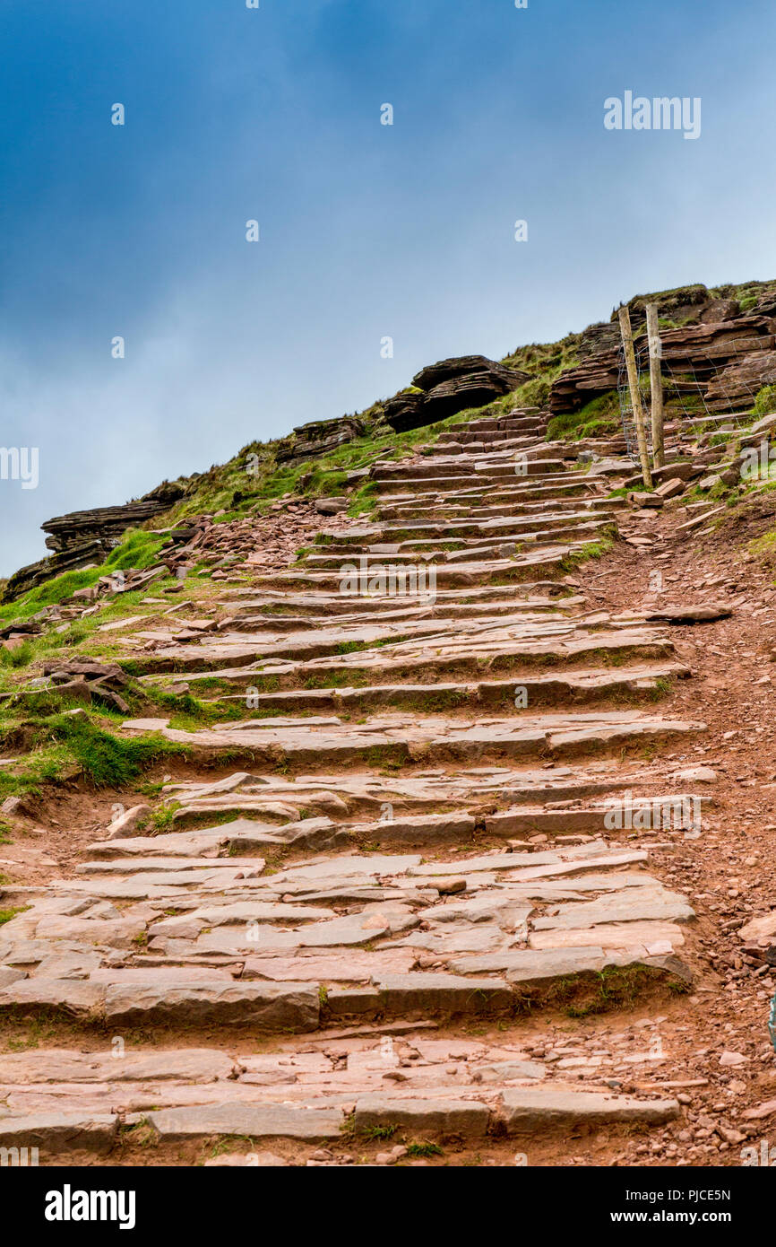 Le grès par l'homme des mesures pour prévenir l'érosion sur le sentier d'approche du sommet du maïs dans les Brecon Beacons, Powys, Wales, UK Banque D'Images